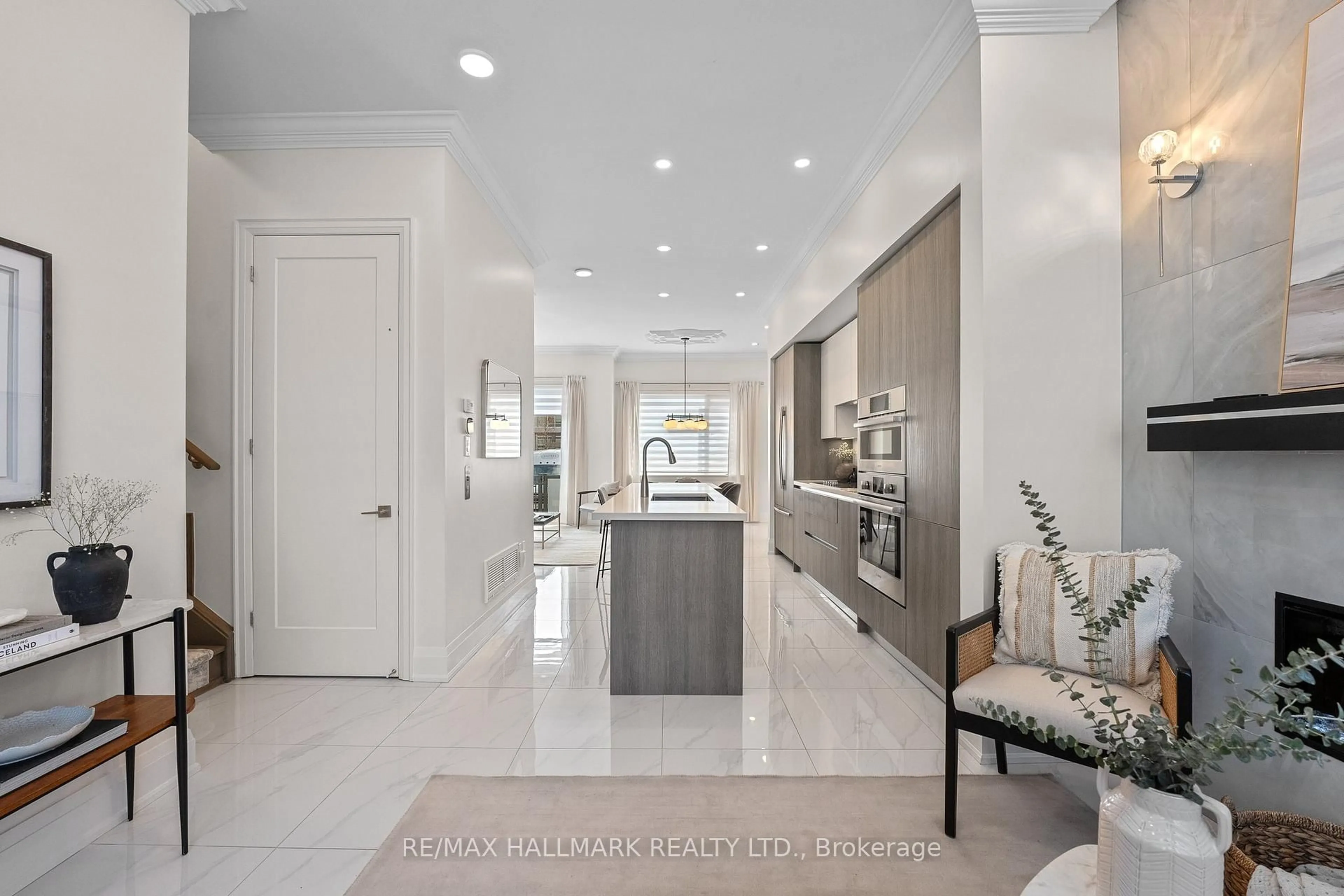 Indoor entryway for 129 High St, Mississauga Ontario L5H 1K4