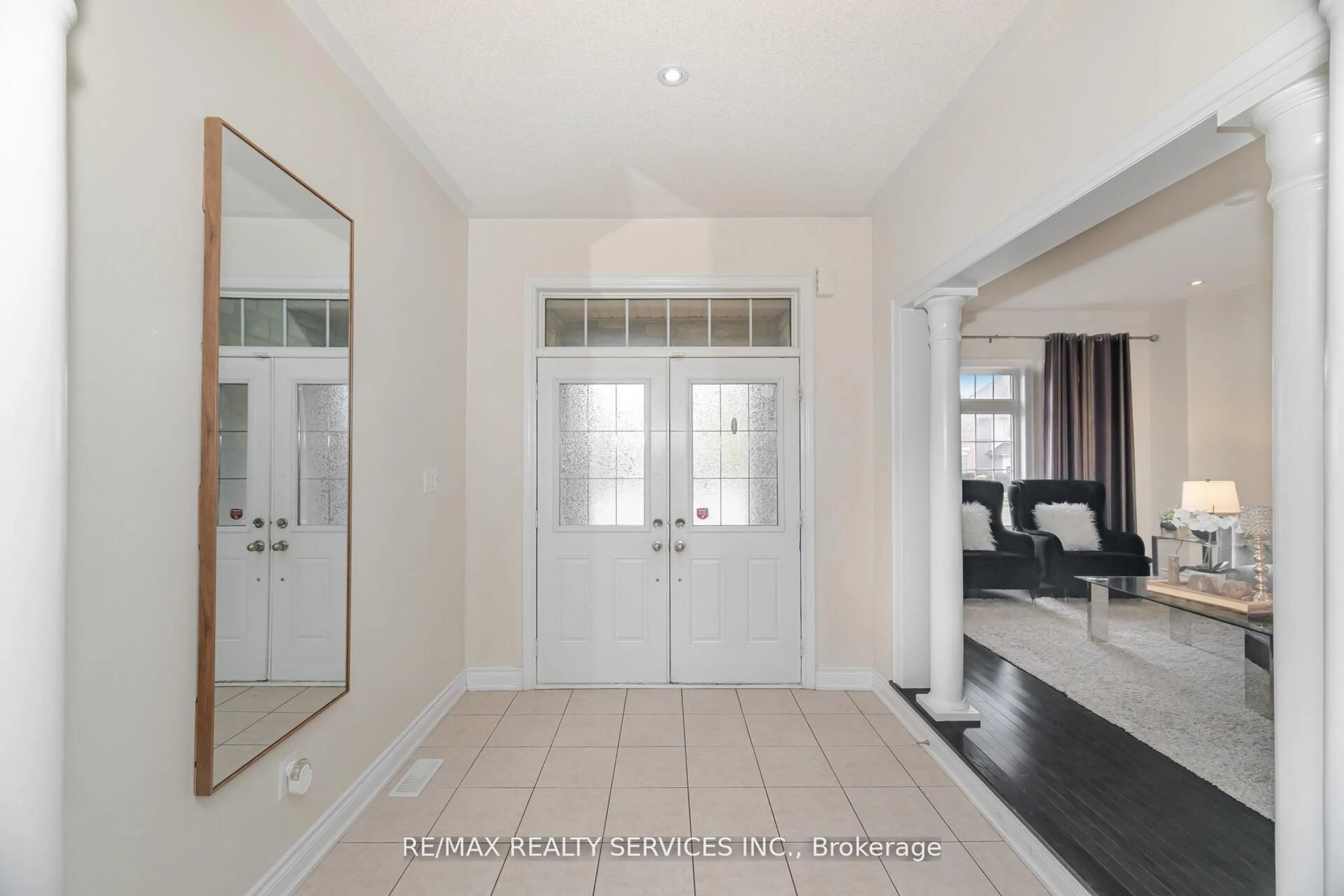 Indoor entryway for 6 BEACON HILL Dr, Brampton Ontario L6X 0V6