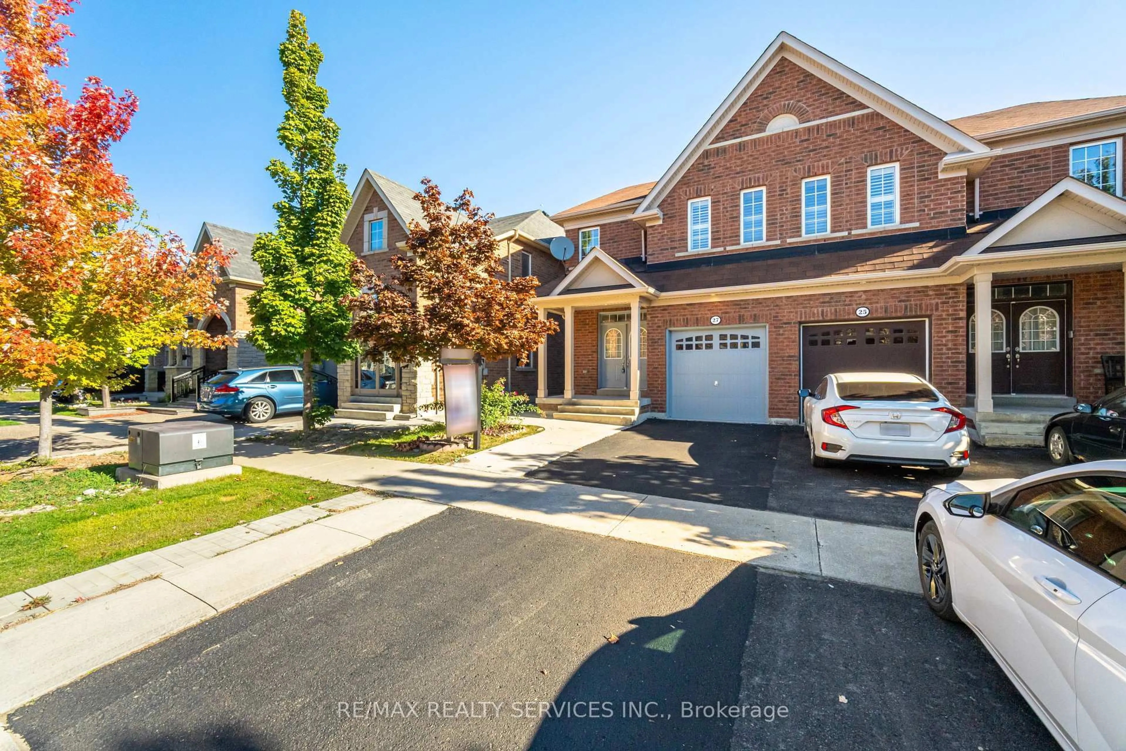 A pic from outside/outdoor area/front of a property/back of a property/a pic from drone, street for 27 Sussexvale Dr, Brampton Ontario L6R 3S1