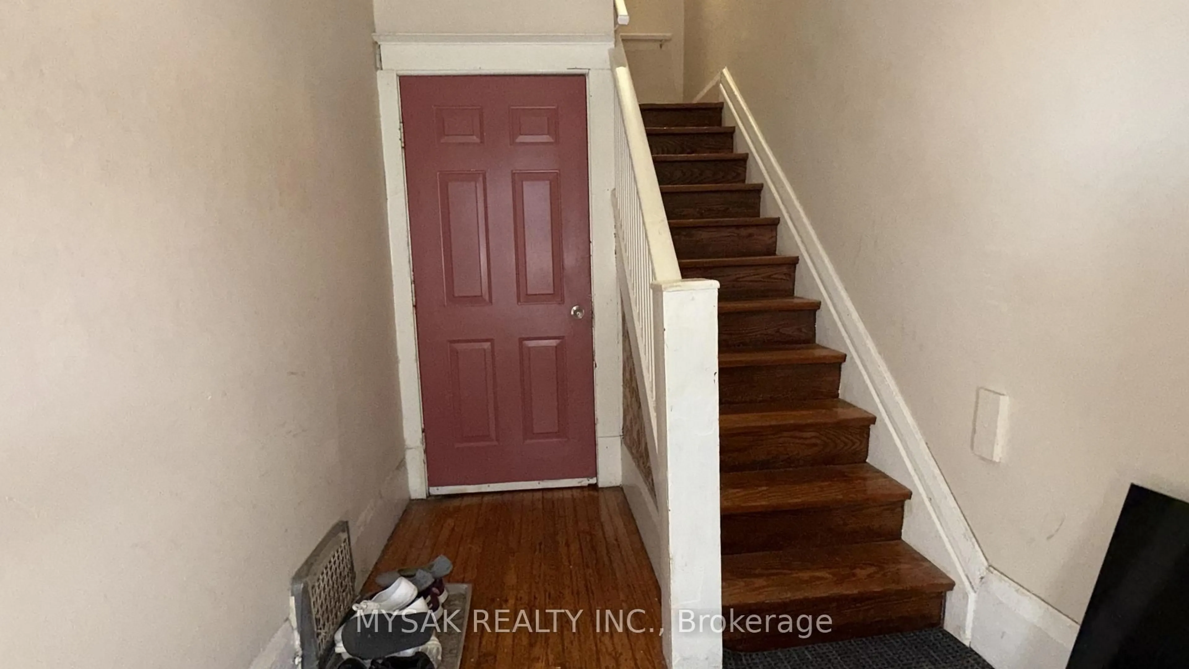 Indoor entryway for 116 Fifth St, Toronto Ontario M8V 2Z3