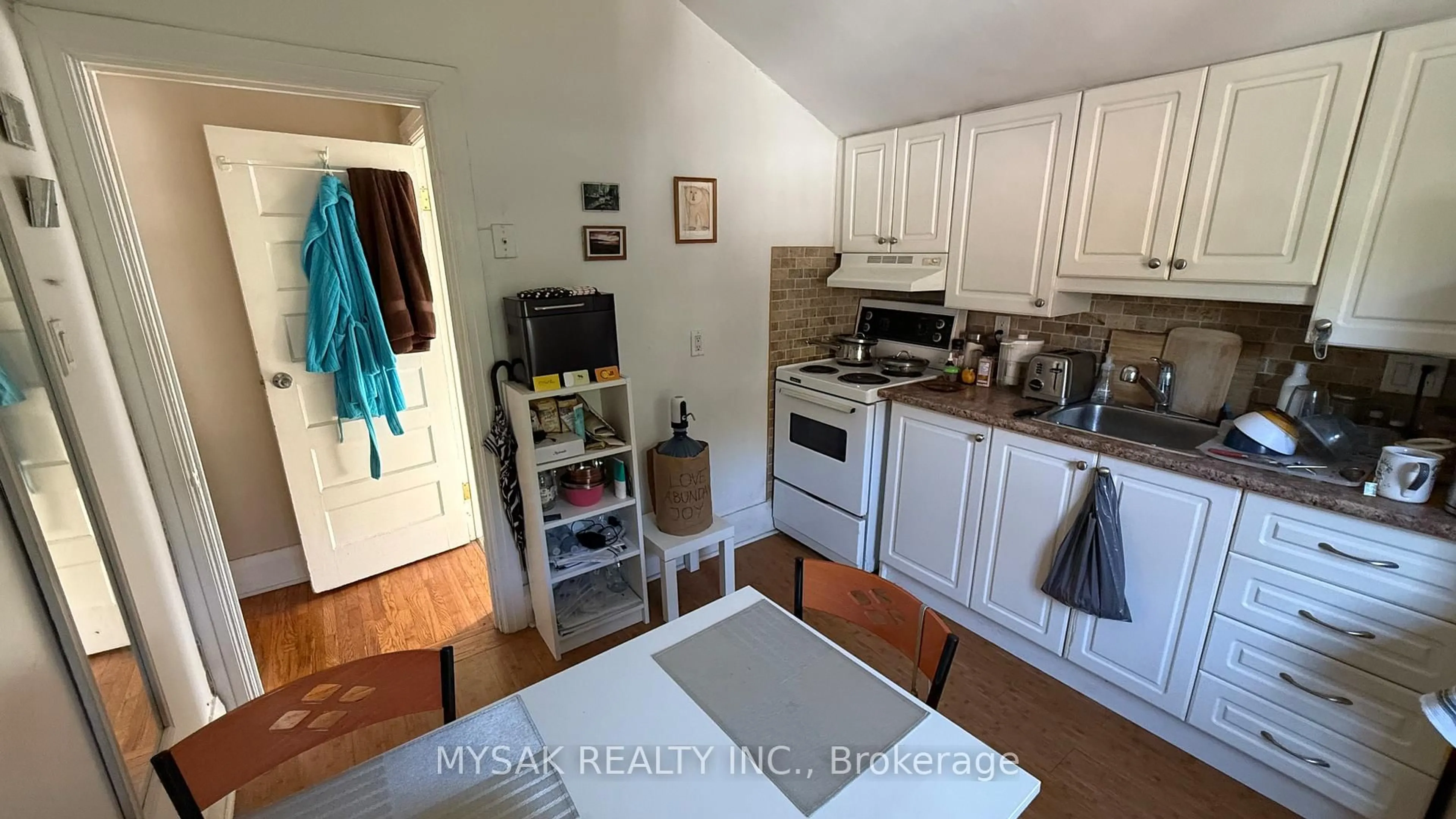 Standard kitchen, wood/laminate floor for 116 Fifth St, Toronto Ontario M8V 2Z3