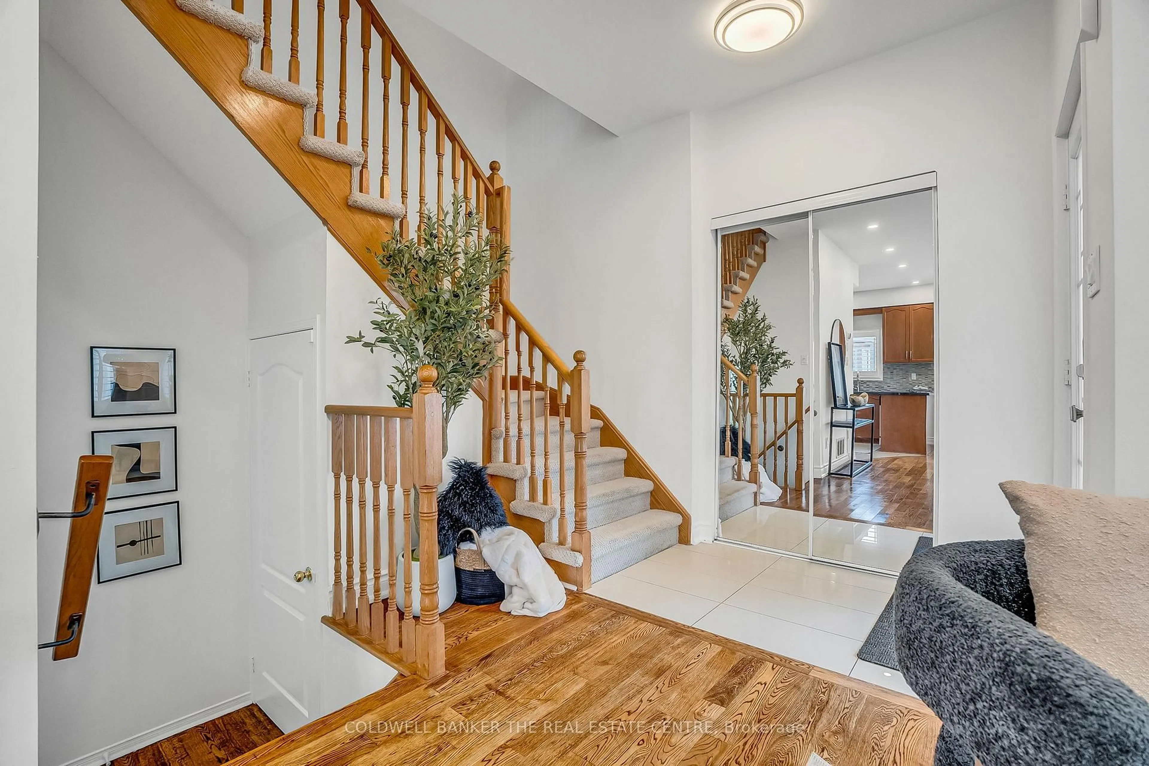 Indoor entryway for 6986 Haines Artist Way, Mississauga Ontario L5W 1B6