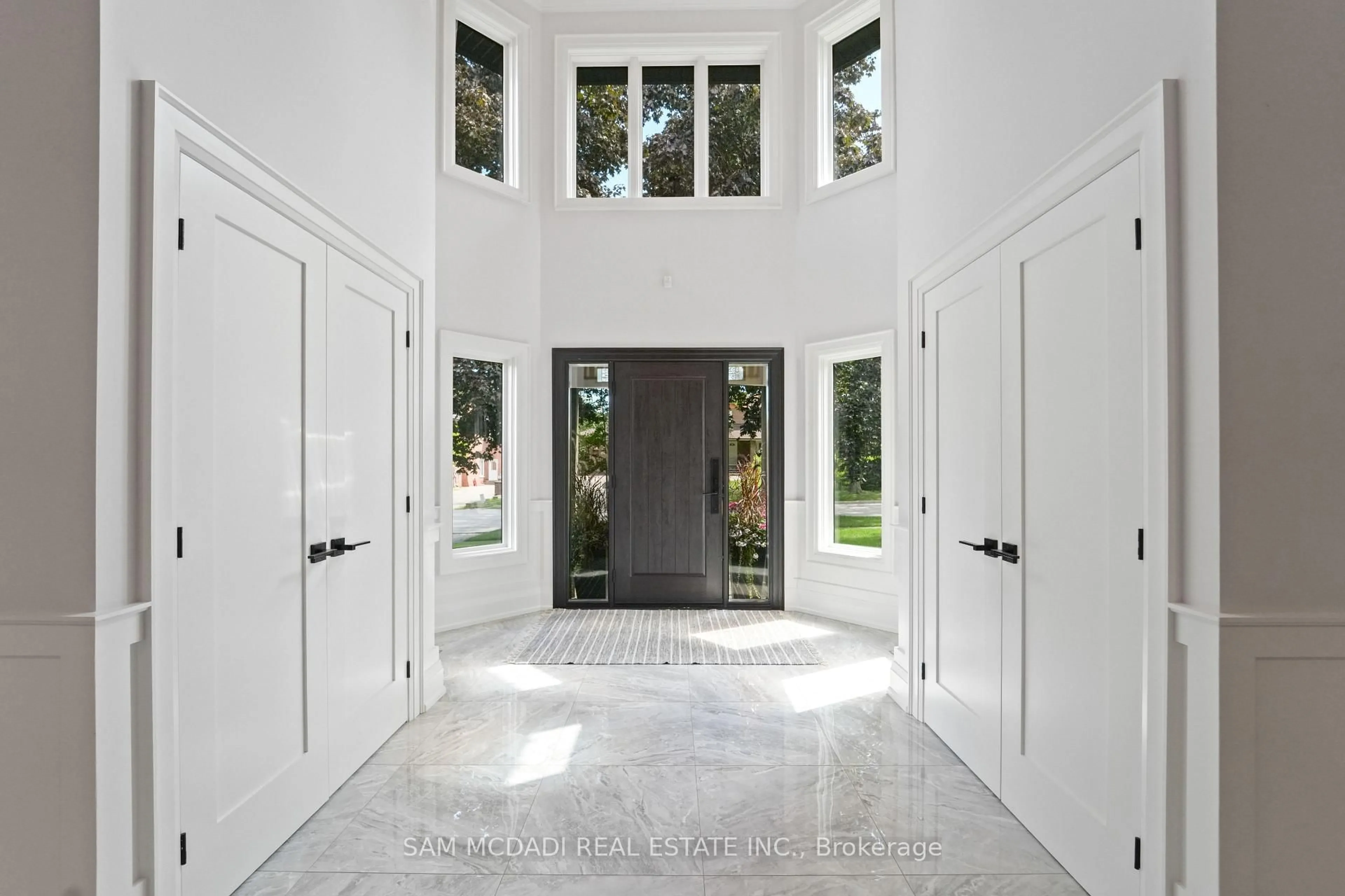 Indoor entryway for 1117 Fleet St, Mississauga Ontario L5H 3P4