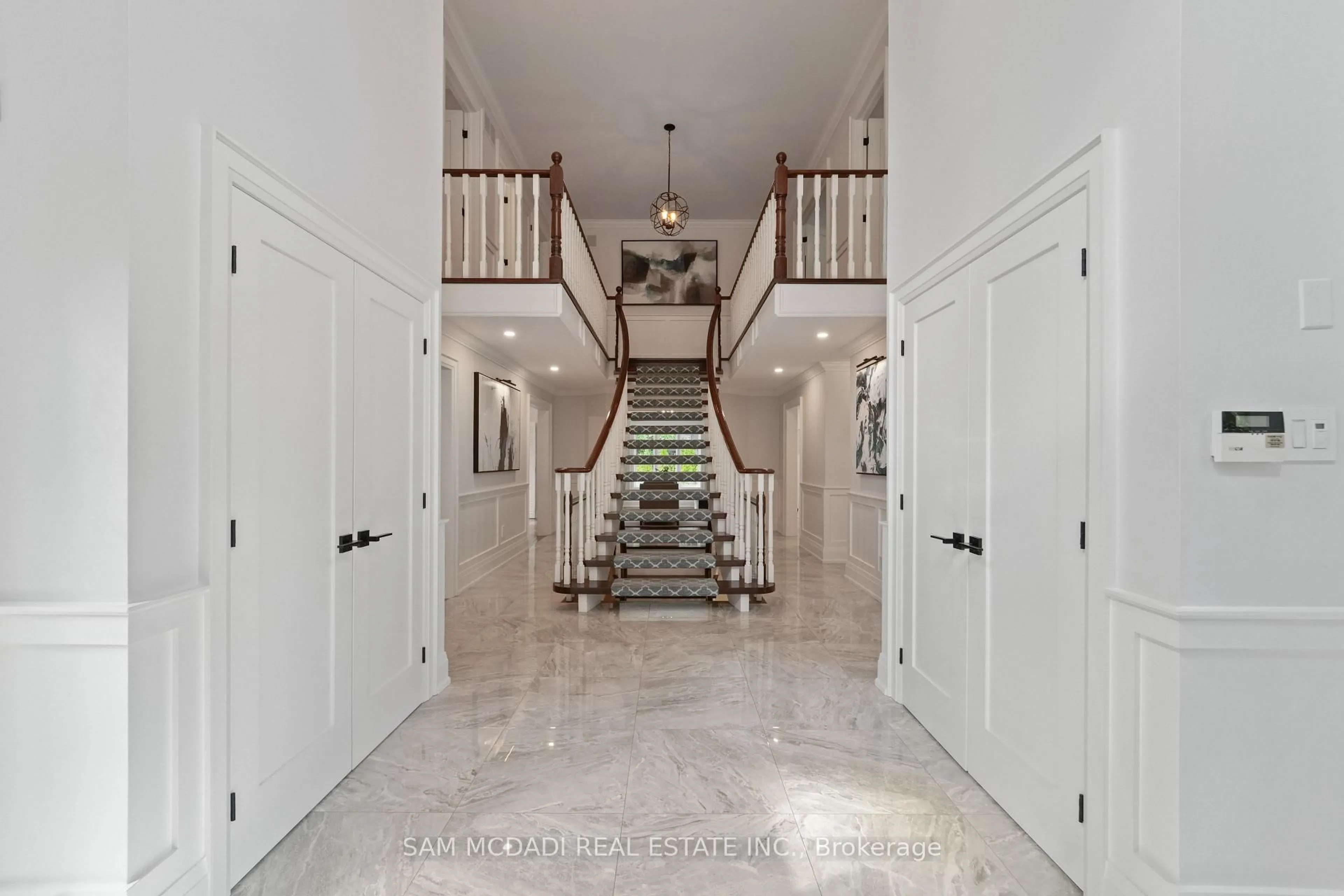 Indoor foyer for 1117 Fleet St, Mississauga Ontario L5H 3P4