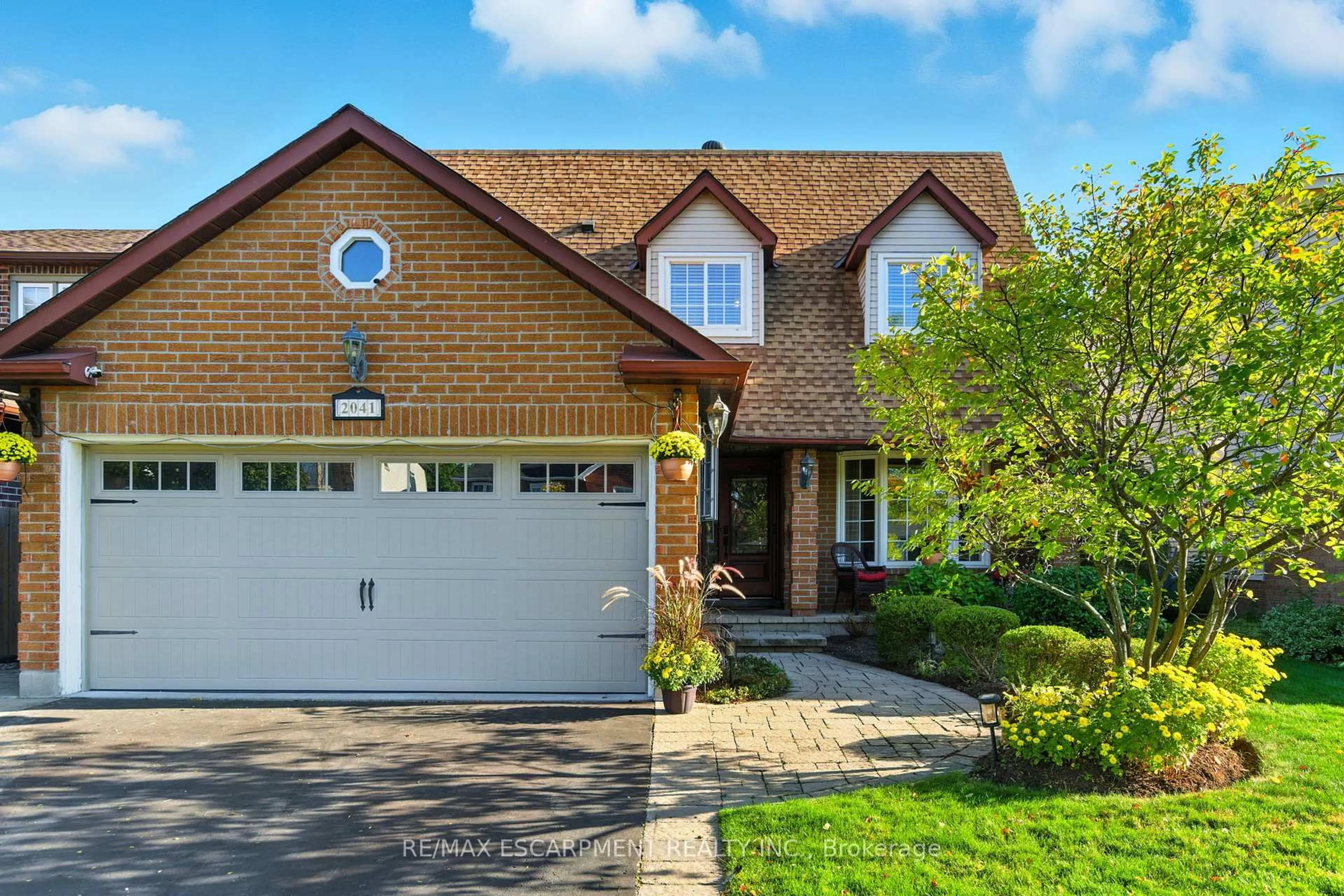 Home with brick exterior material, street for 2041 QUAIL VALLEY Dr, Burlington Ontario L7M 2T5