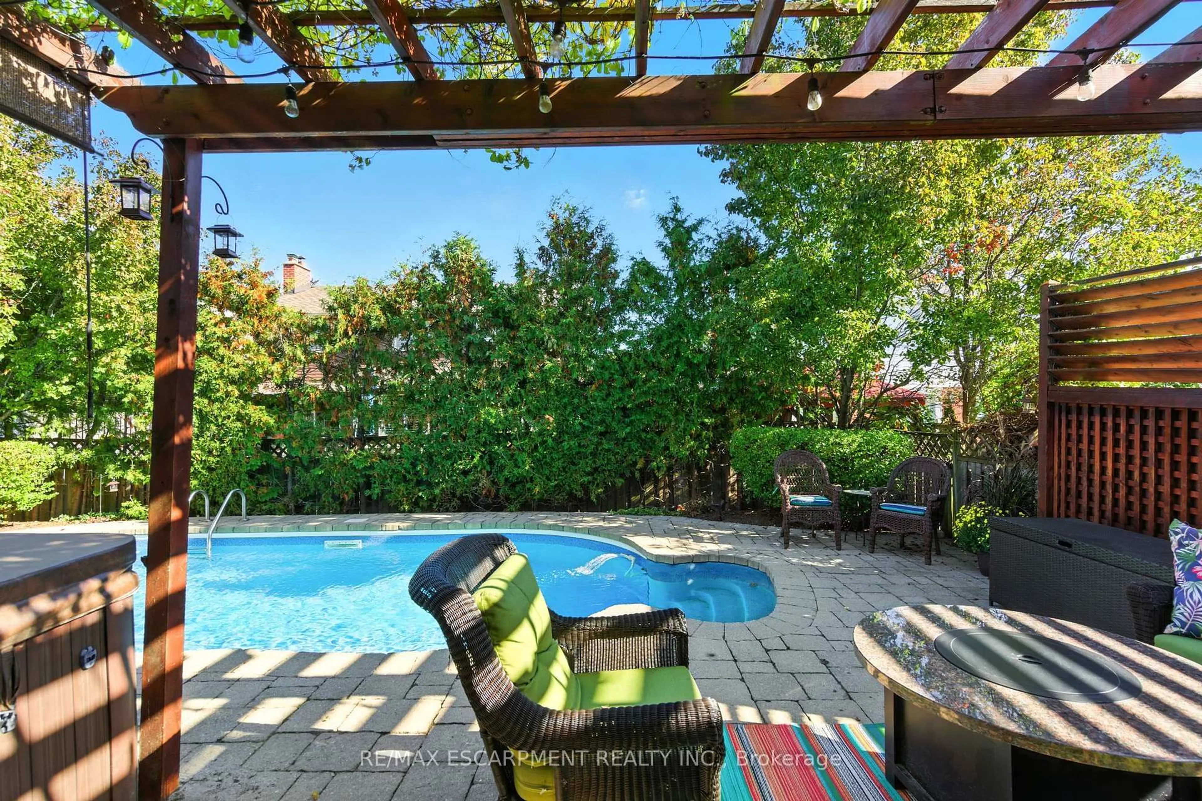 Patio, water/lake/river/ocean view for 2041 QUAIL VALLEY Dr, Burlington Ontario L7M 2T5