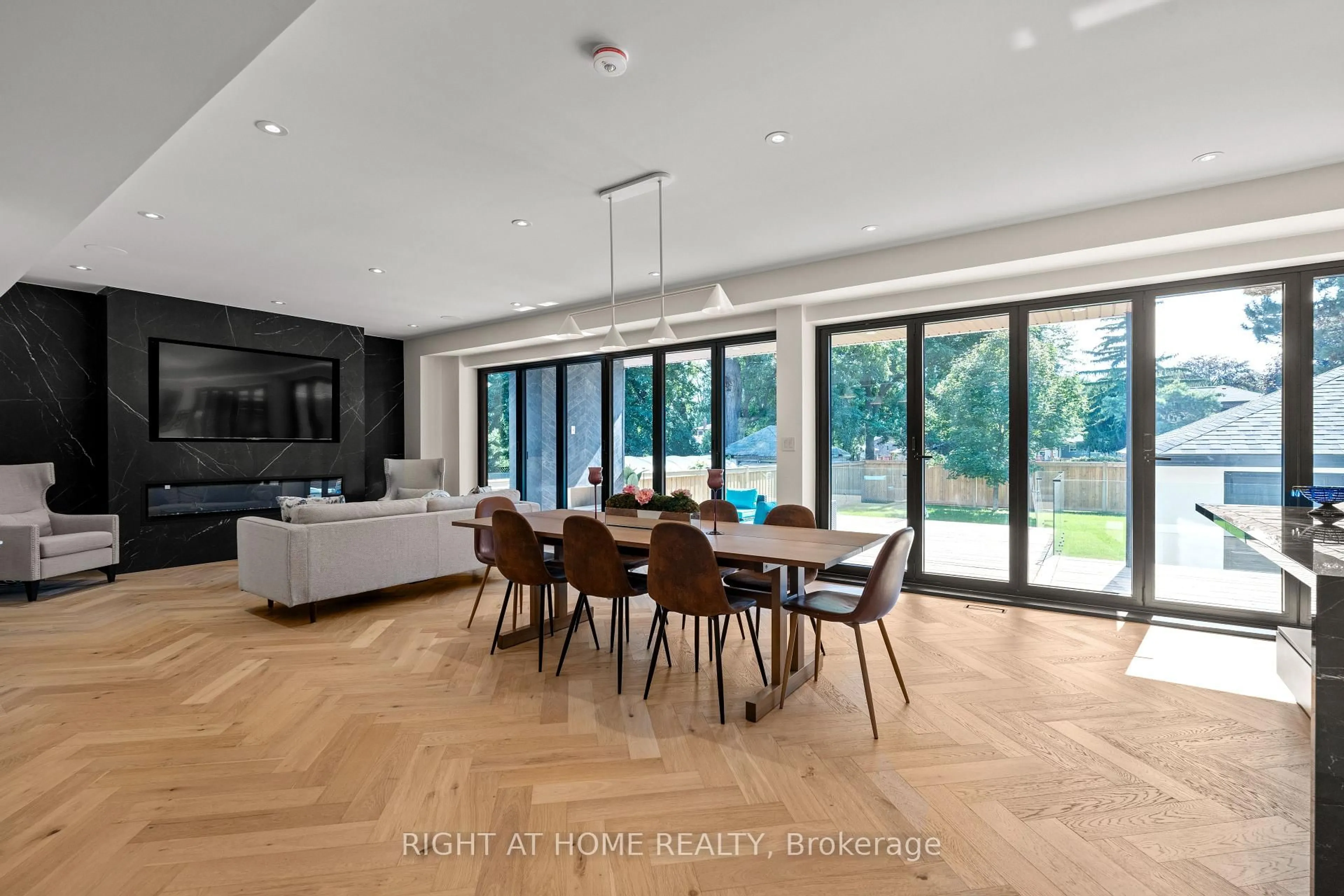 Dining room, unknown for 1560 Asgard Dr, Mississauga Ontario L5E 2B9