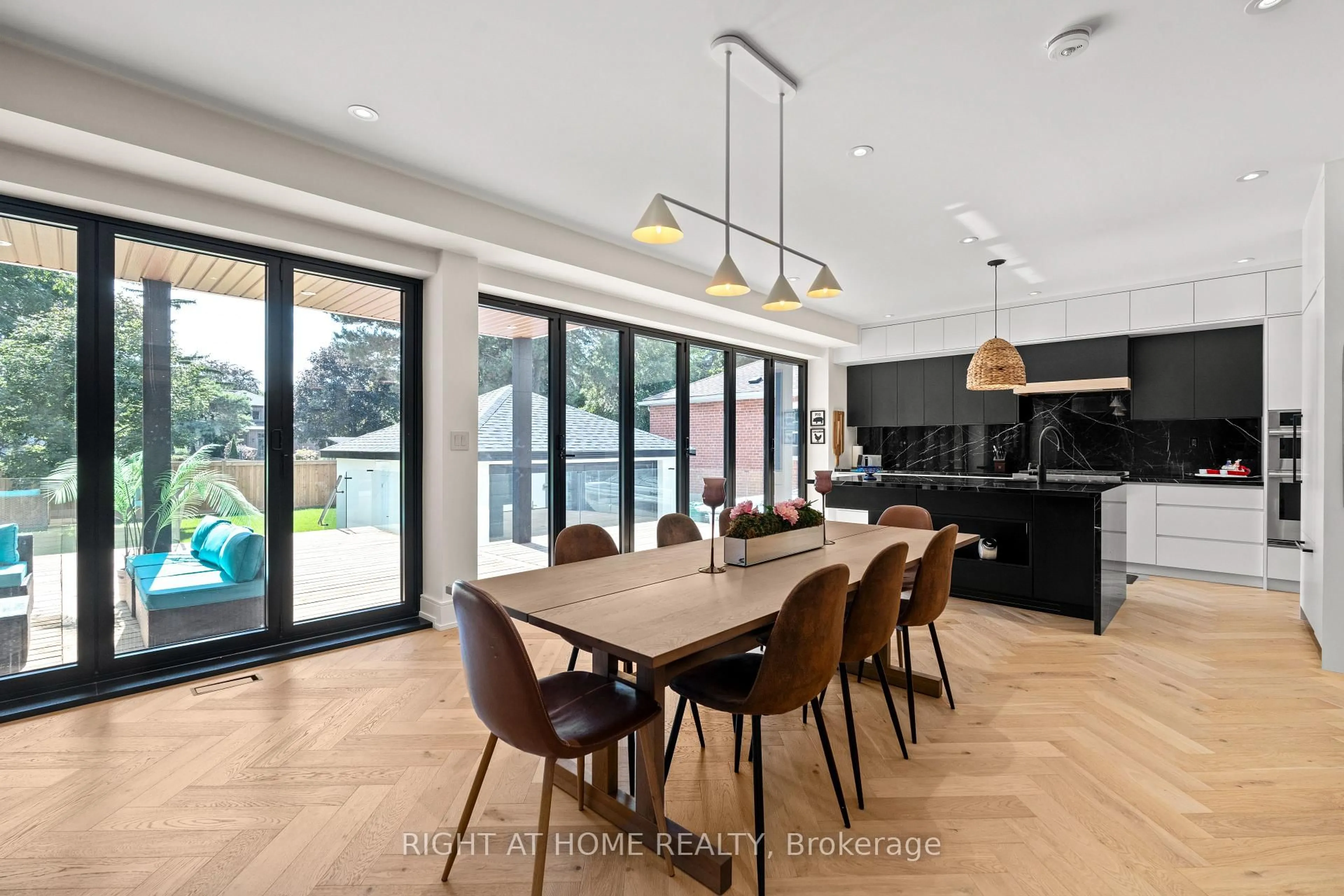 Unknown for 1560 Asgard Dr, Mississauga Ontario L5E 2B9