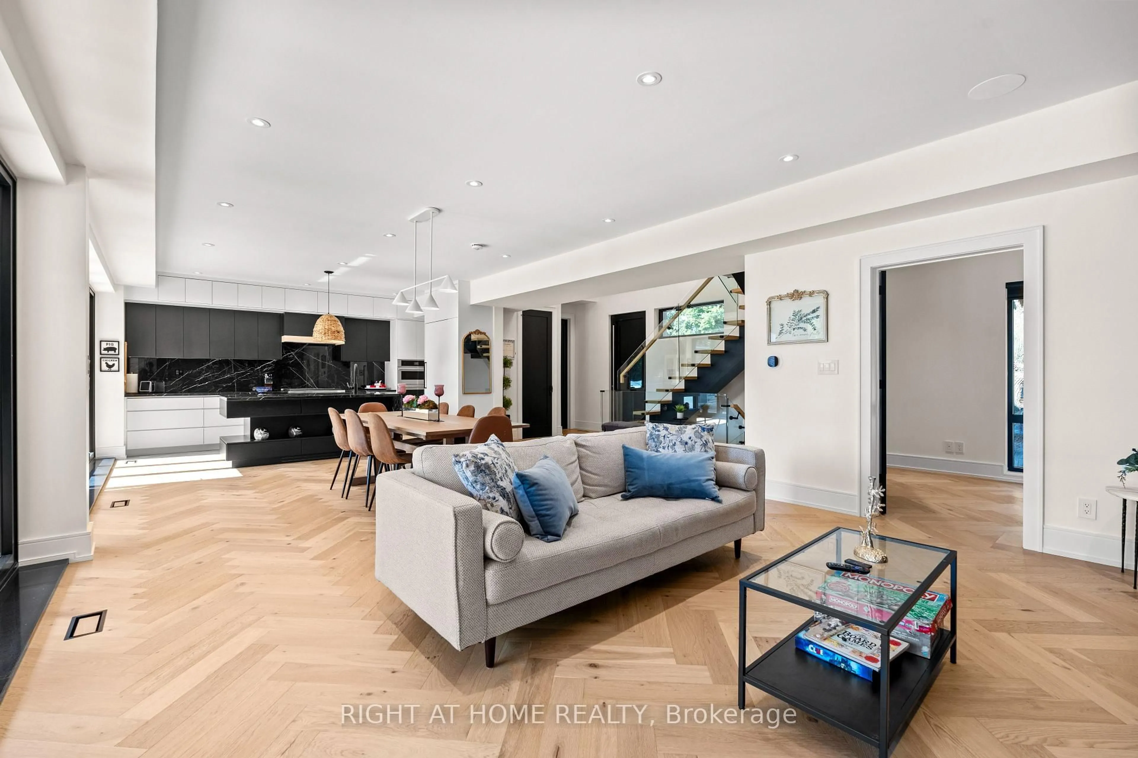 Unknown for 1560 Asgard Dr, Mississauga Ontario L5E 2B9