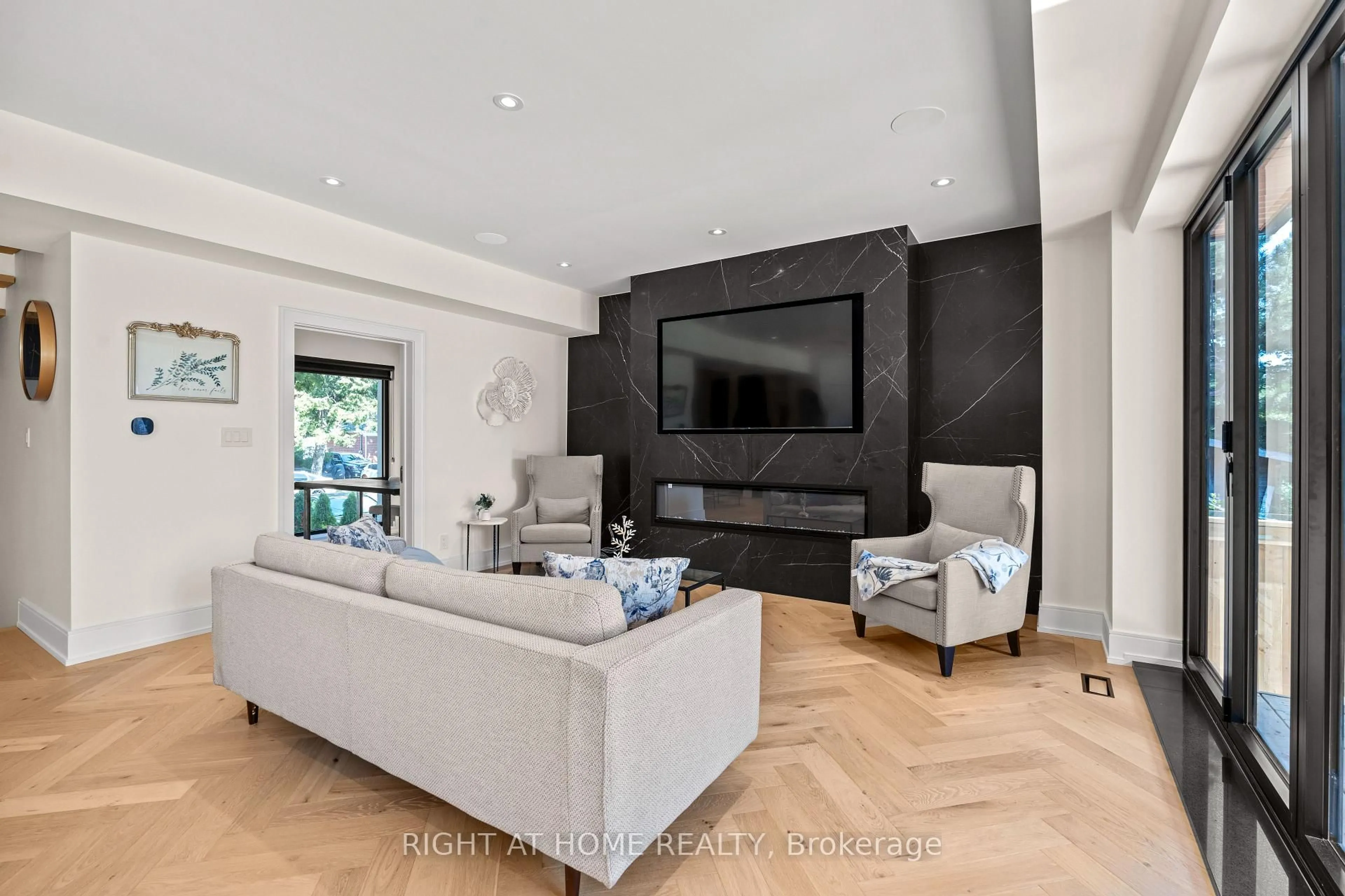 Home theater for 1560 Asgard Dr, Mississauga Ontario L5E 2B9