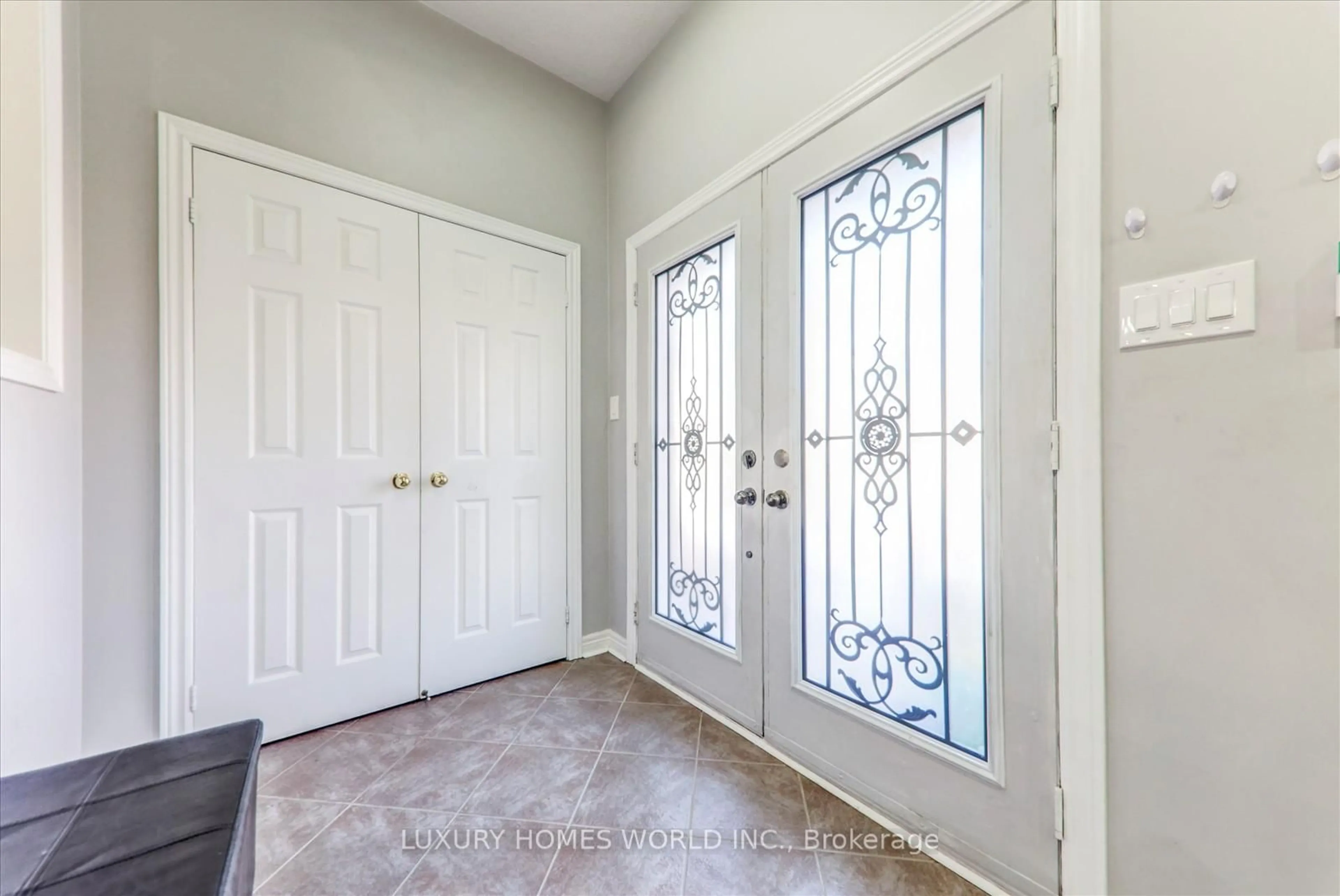 Indoor entryway for 32 Castlegate Blvd, Brampton Ontario L6P 2L3