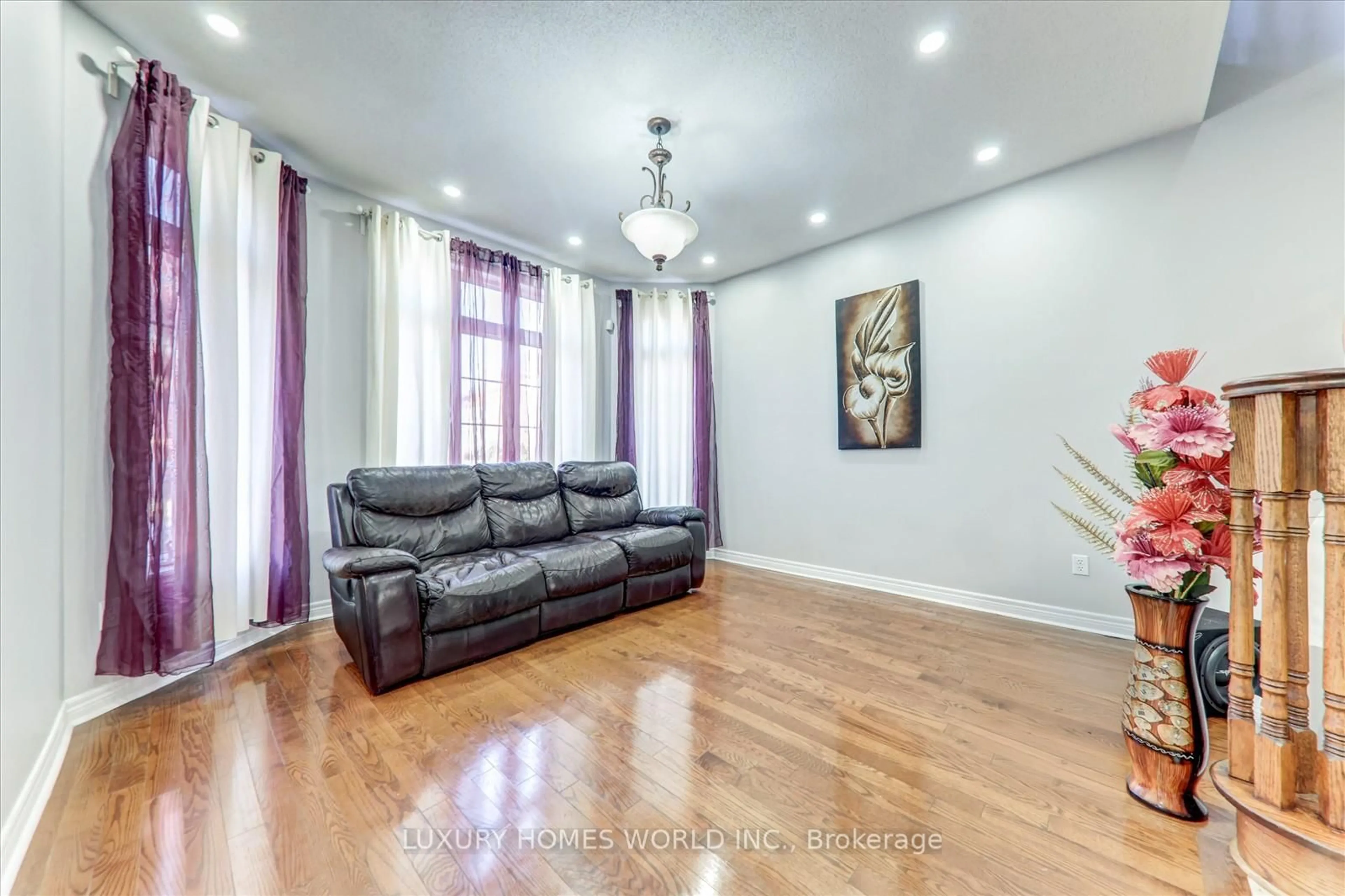 Living room with furniture, wood/laminate floor for 32 Castlegate Blvd, Brampton Ontario L6P 2L3