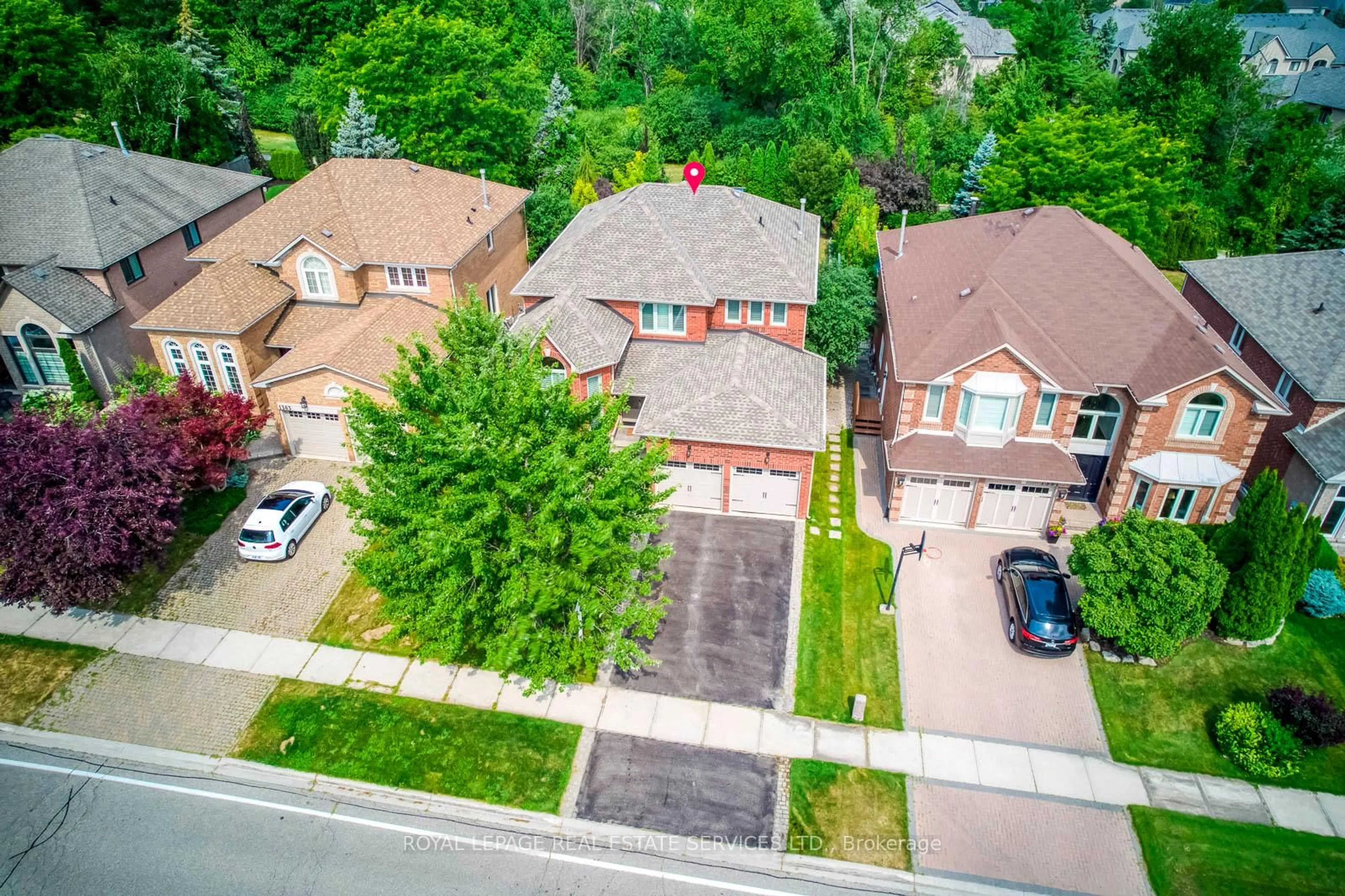 A pic from outside/outdoor area/front of a property/back of a property/a pic from drone, street for 1387 Bayshire Dr, Oakville Ontario L6H 6E7