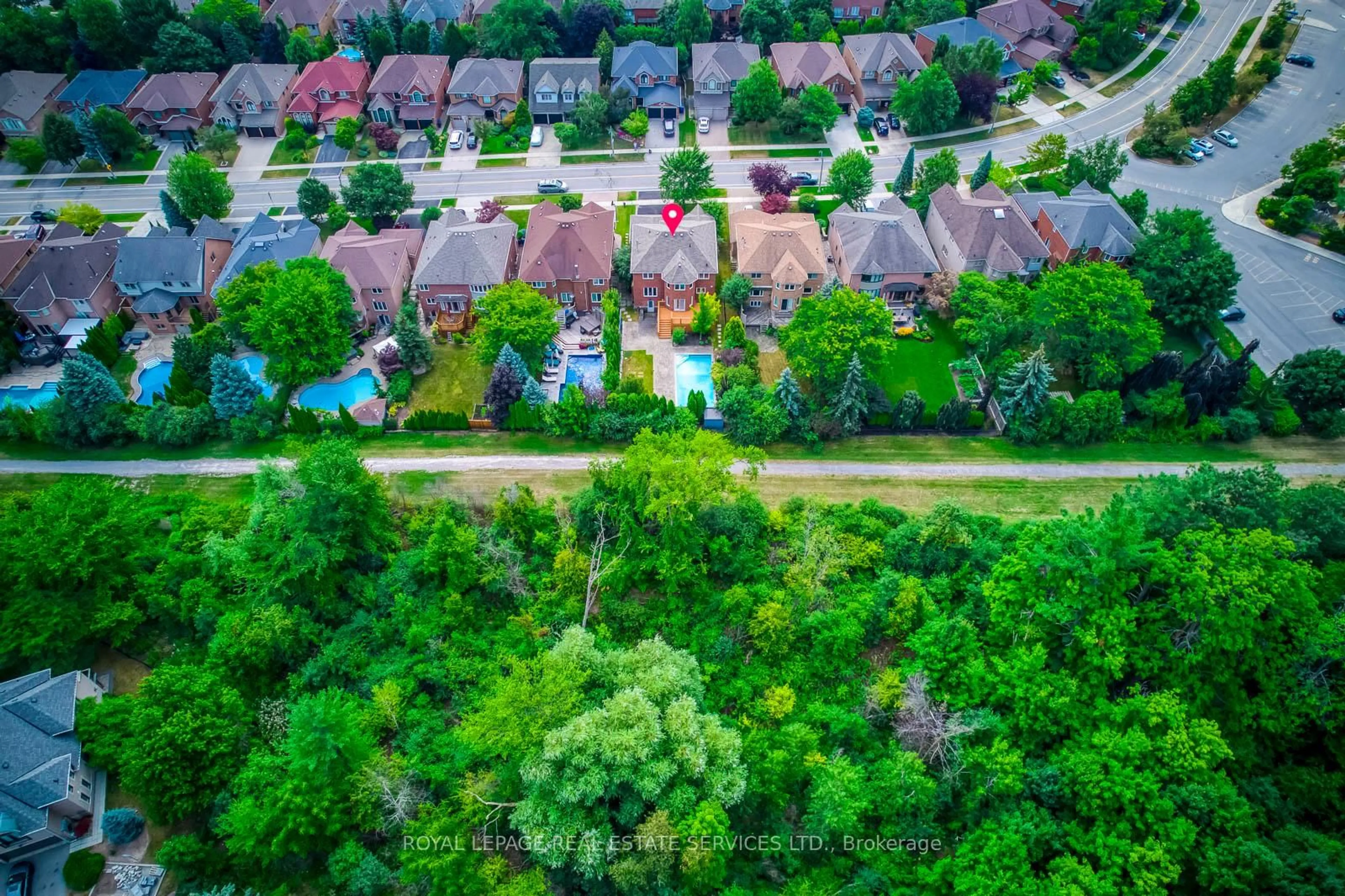 A pic from outside/outdoor area/front of a property/back of a property/a pic from drone, street for 1387 Bayshire Dr, Oakville Ontario L6H 6E7