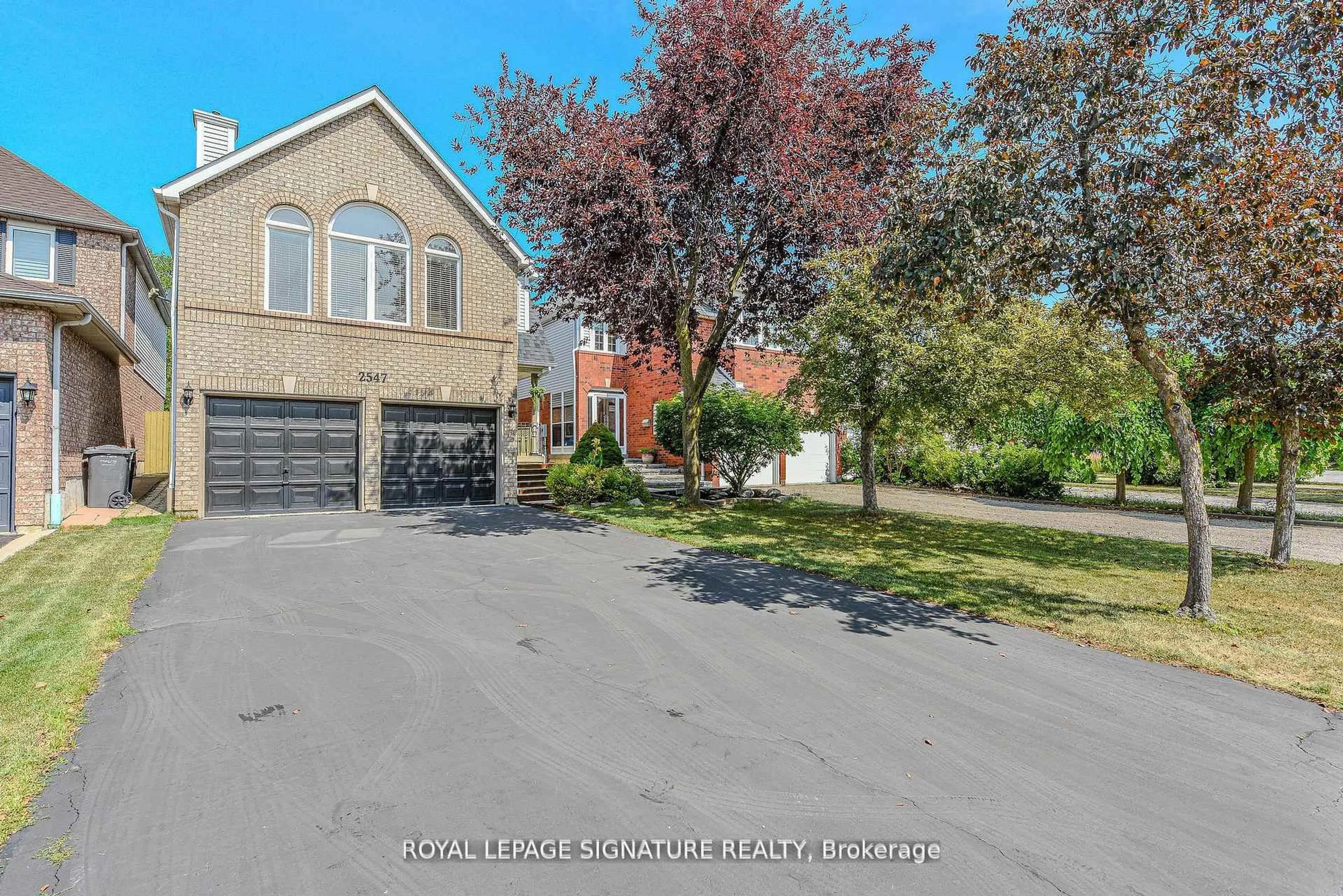 A pic from outside/outdoor area/front of a property/back of a property/a pic from drone, street for 2547 Raglan Crt, Mississauga Ontario L5M 5L5