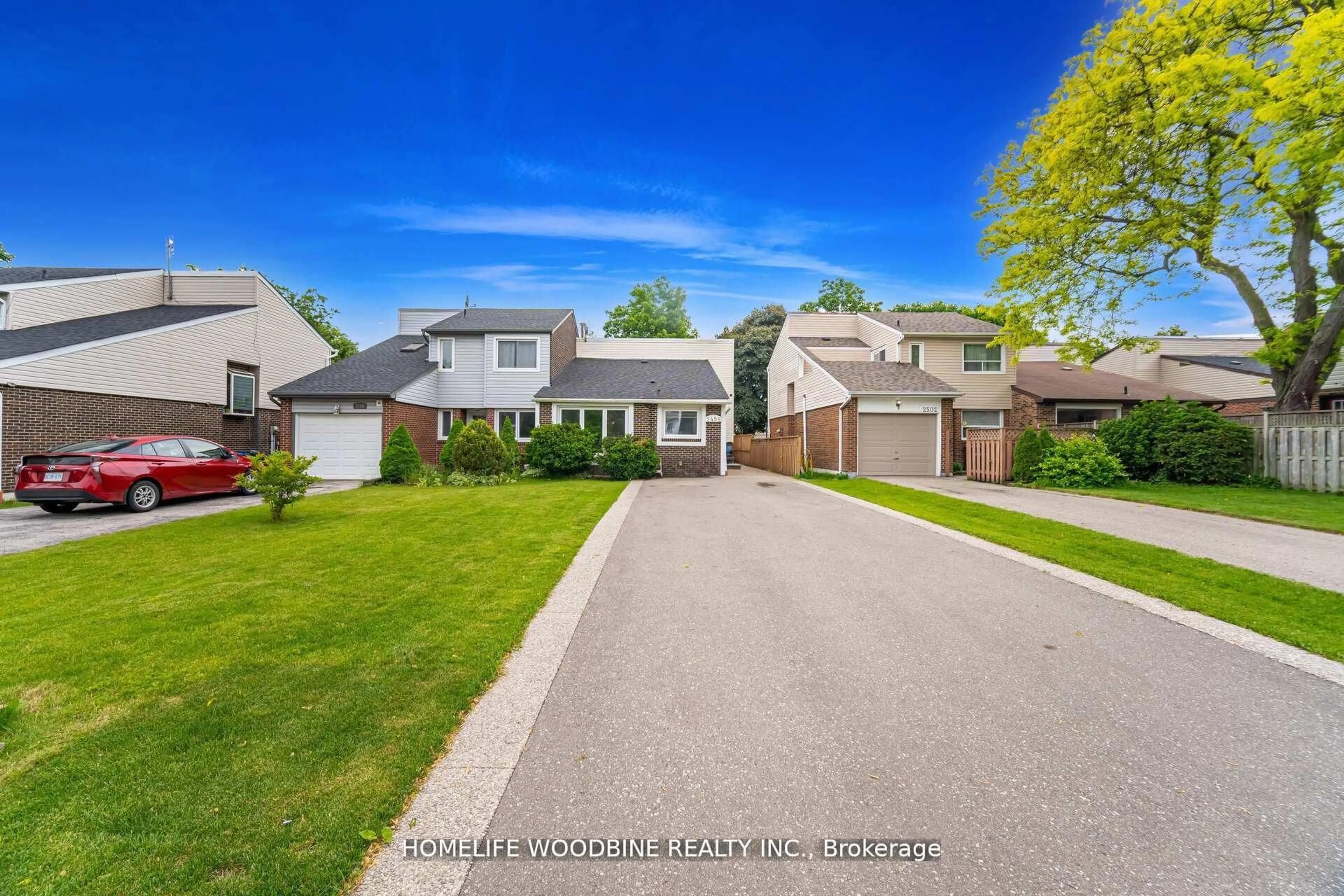 A pic from outside/outdoor area/front of a property/back of a property/a pic from drone, street for 2498 Mainroyal St, Mississauga Ontario L5L 1C9