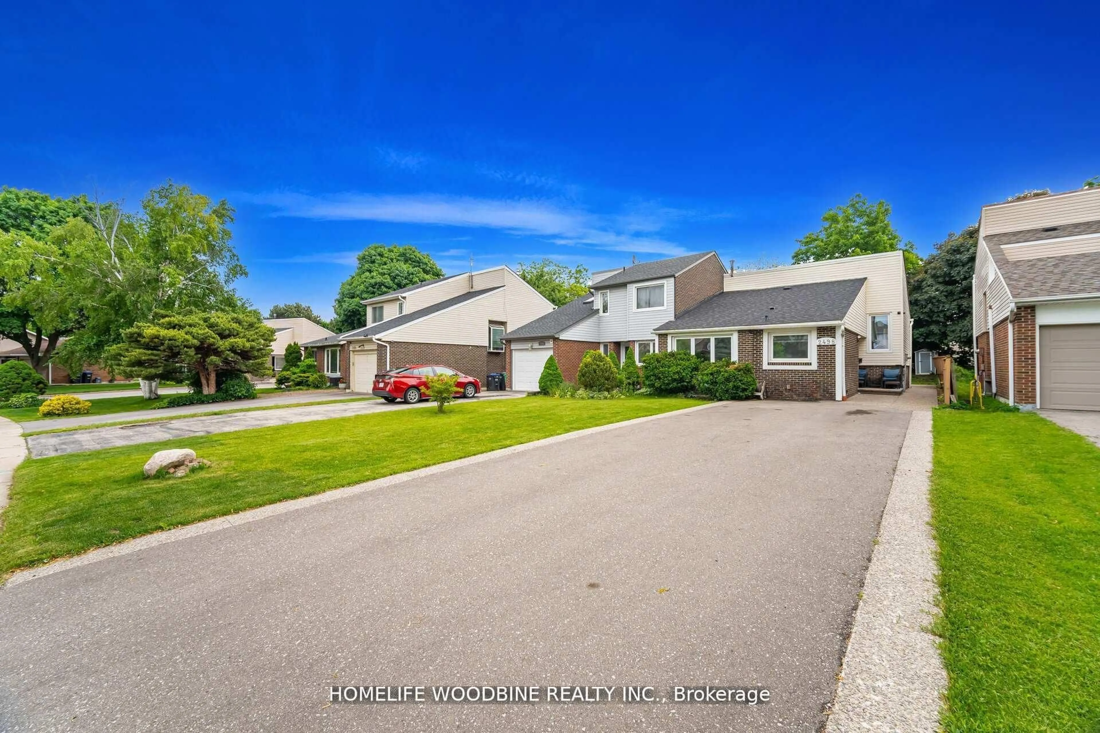 A pic from outside/outdoor area/front of a property/back of a property/a pic from drone, street for 2498 Mainroyal St, Mississauga Ontario L5L 1C9