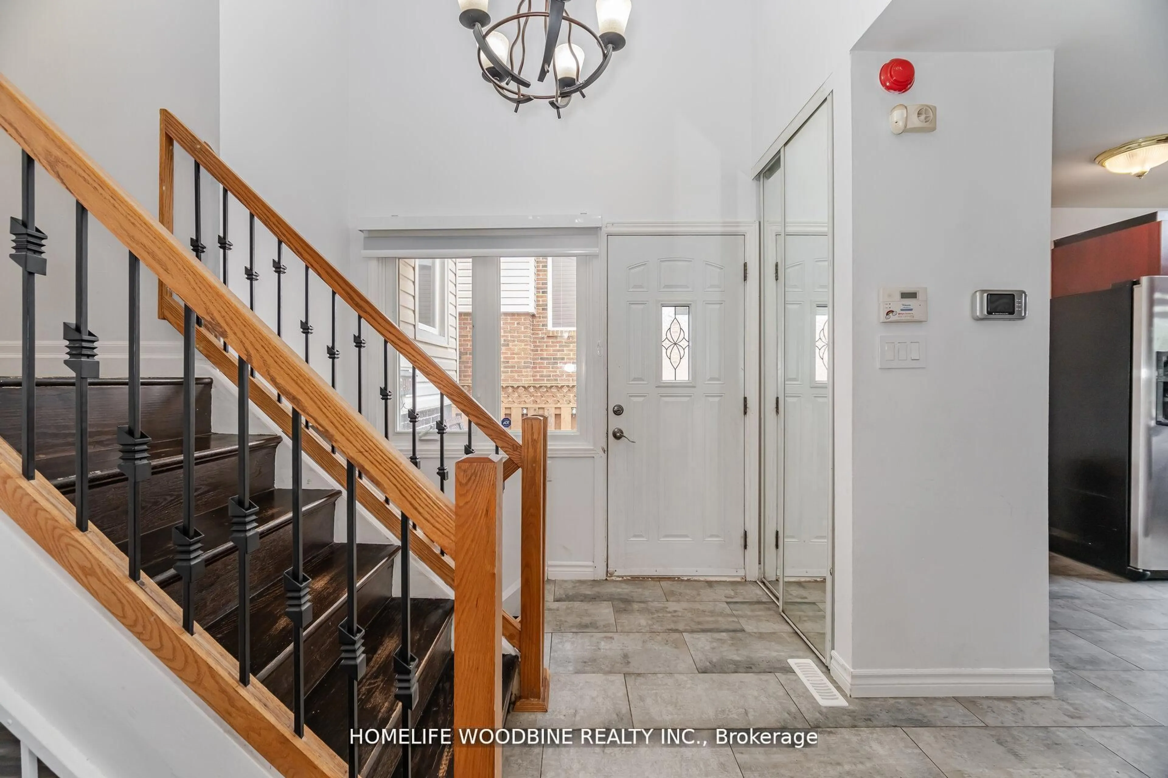 Indoor foyer for 2498 Mainroyal St, Mississauga Ontario L5L 1C9
