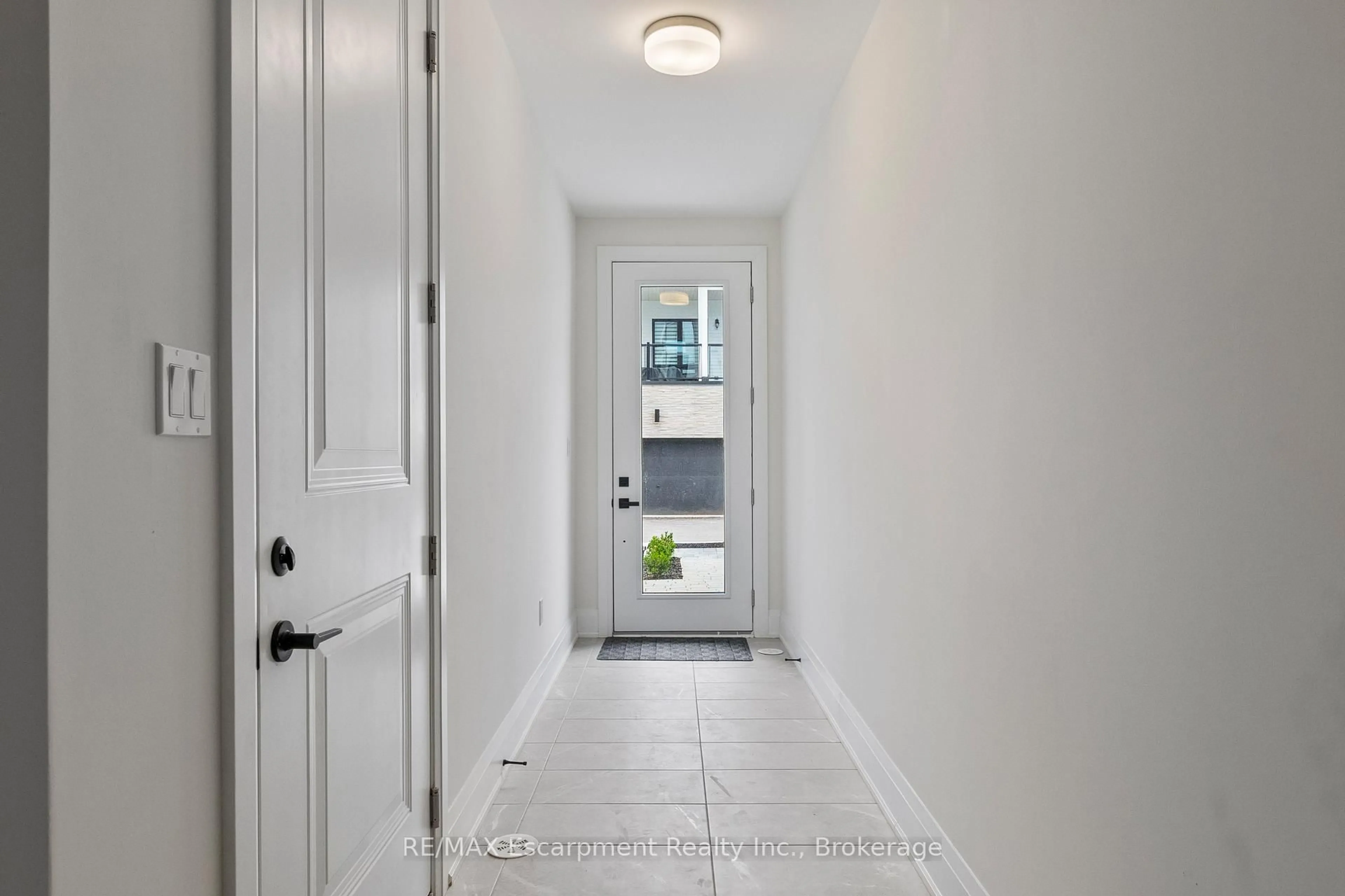 Indoor entryway for 138 EAST St #2, Oakville Ontario L6L 0H9