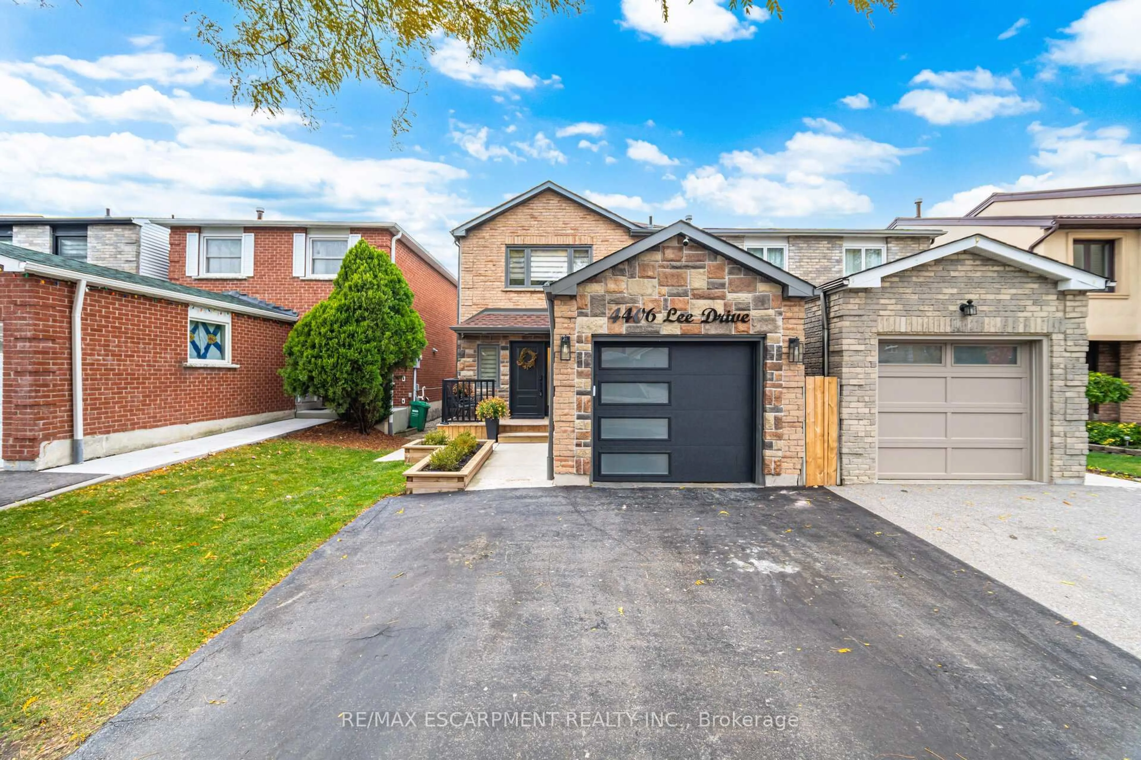 Home with brick exterior material, street for 4406 Lee Dr, Mississauga Ontario L4W 4A8