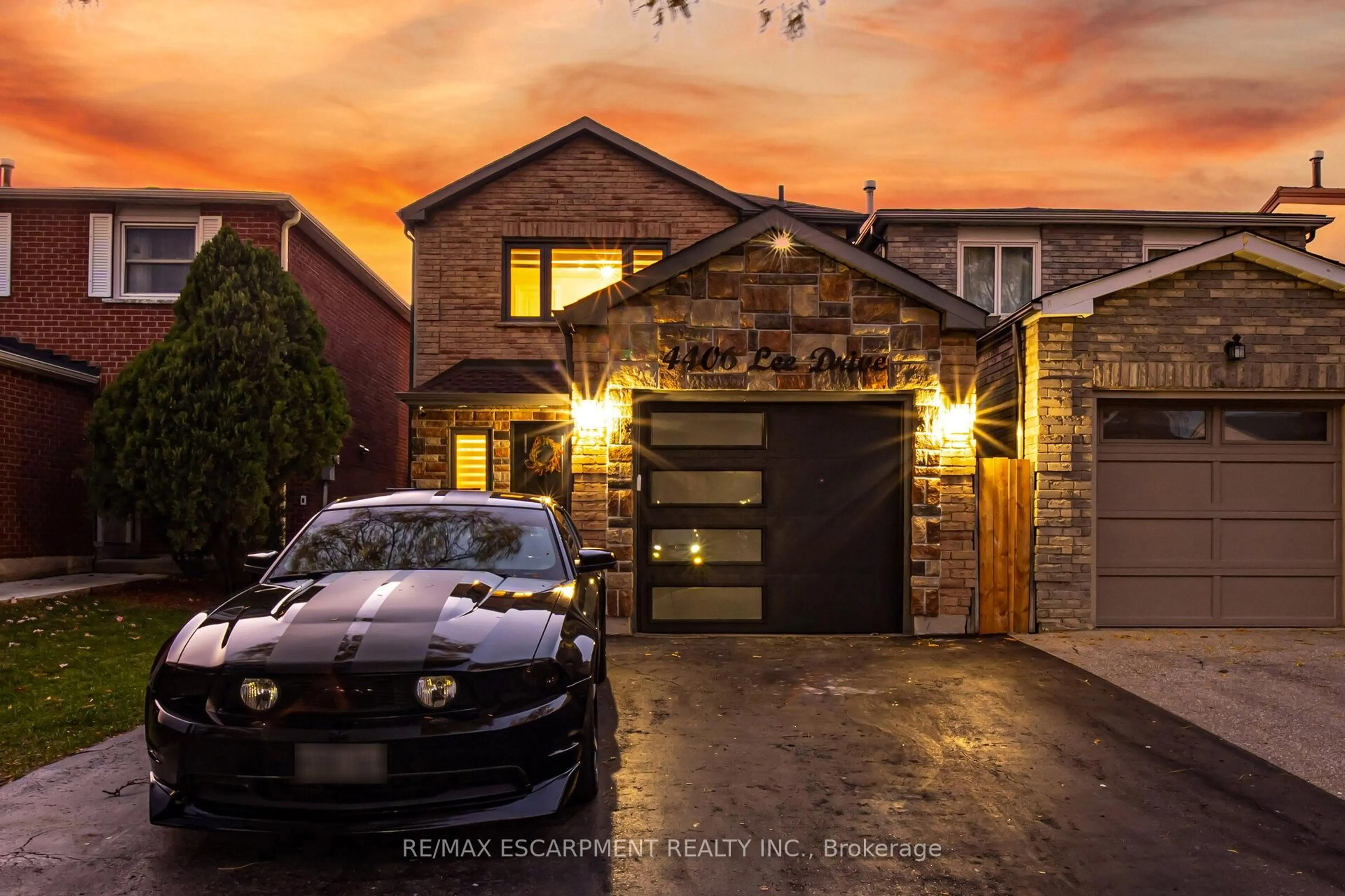 Indoor garage for 4406 Lee Dr, Mississauga Ontario L4W 4A8