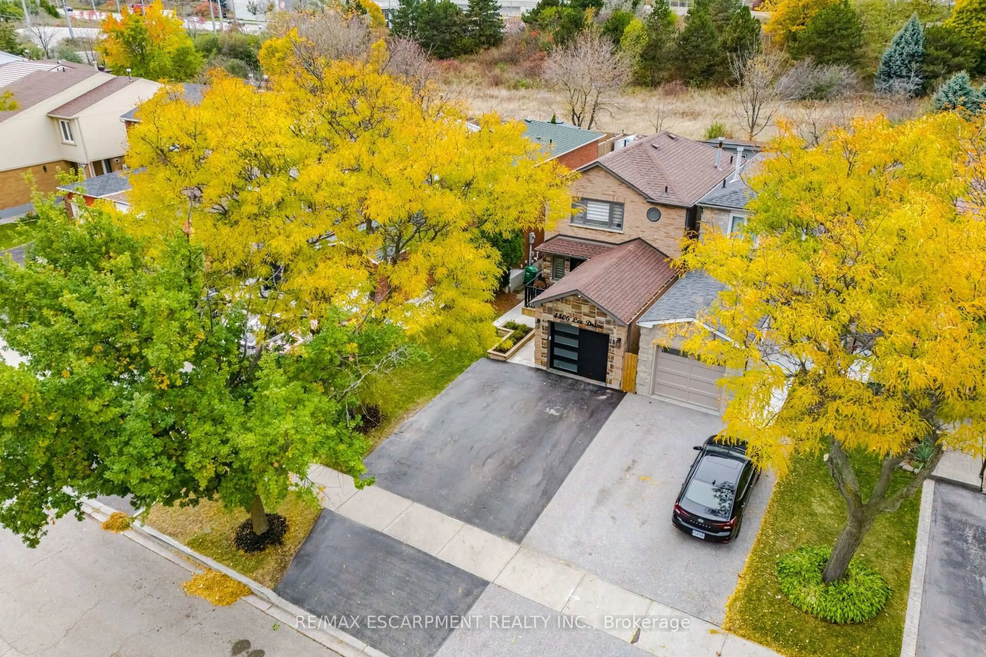 A pic from outside/outdoor area/front of a property/back of a property/a pic from drone, street for 4406 Lee Dr, Mississauga Ontario L4W 4A8