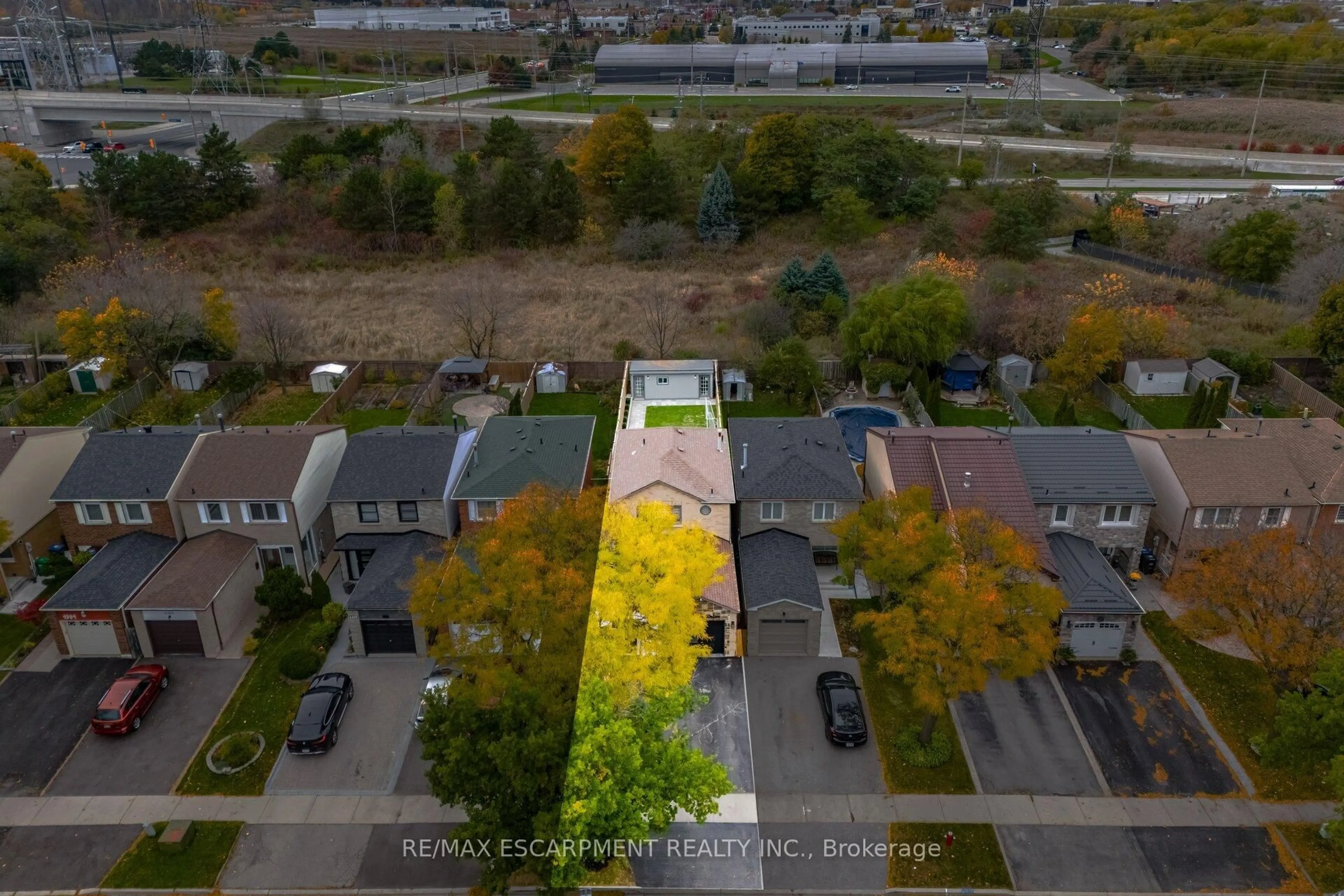 A pic from outside/outdoor area/front of a property/back of a property/a pic from drone, unknown for 4406 Lee Dr, Mississauga Ontario L4W 4A8