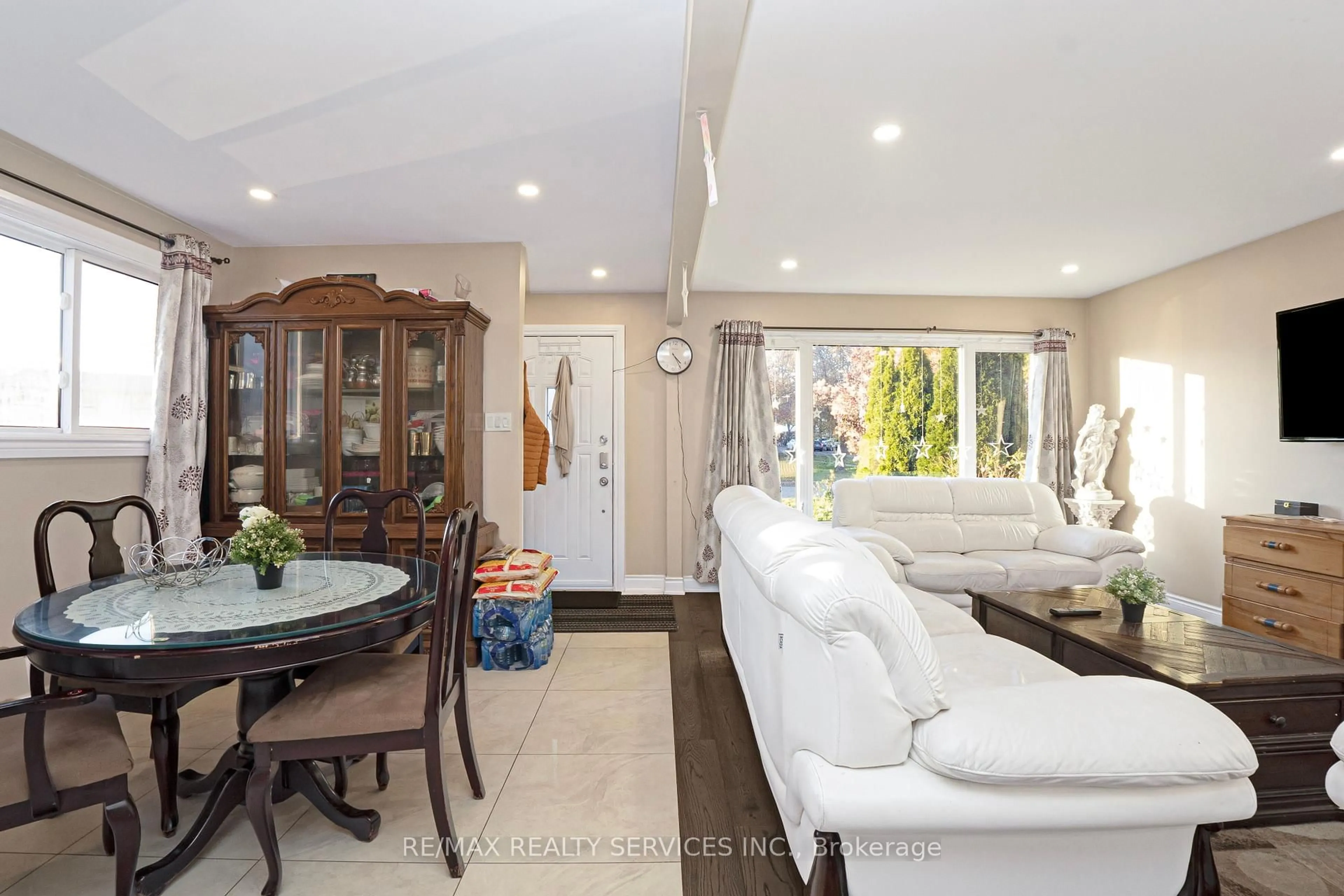 Living room with furniture, unknown for 26 Lambton Crt, Brampton Ontario L6V 2A9