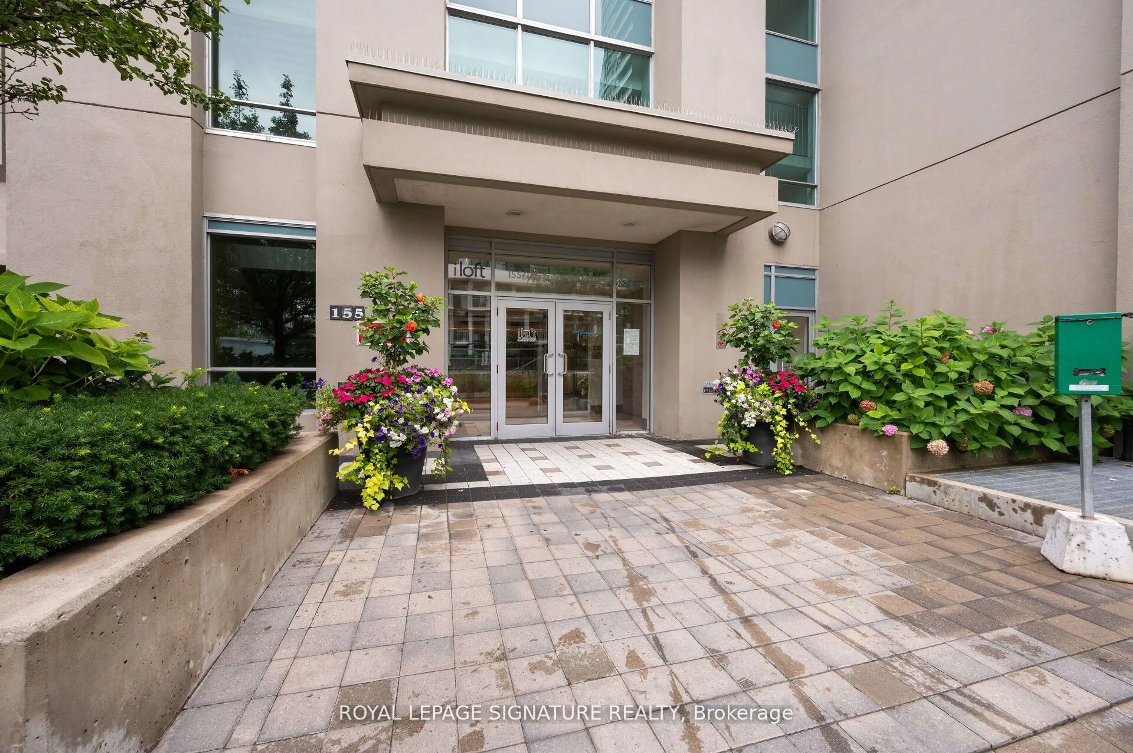Indoor foyer for 165 Legion Rd #2521, Toronto Ontario M8Y 0B3