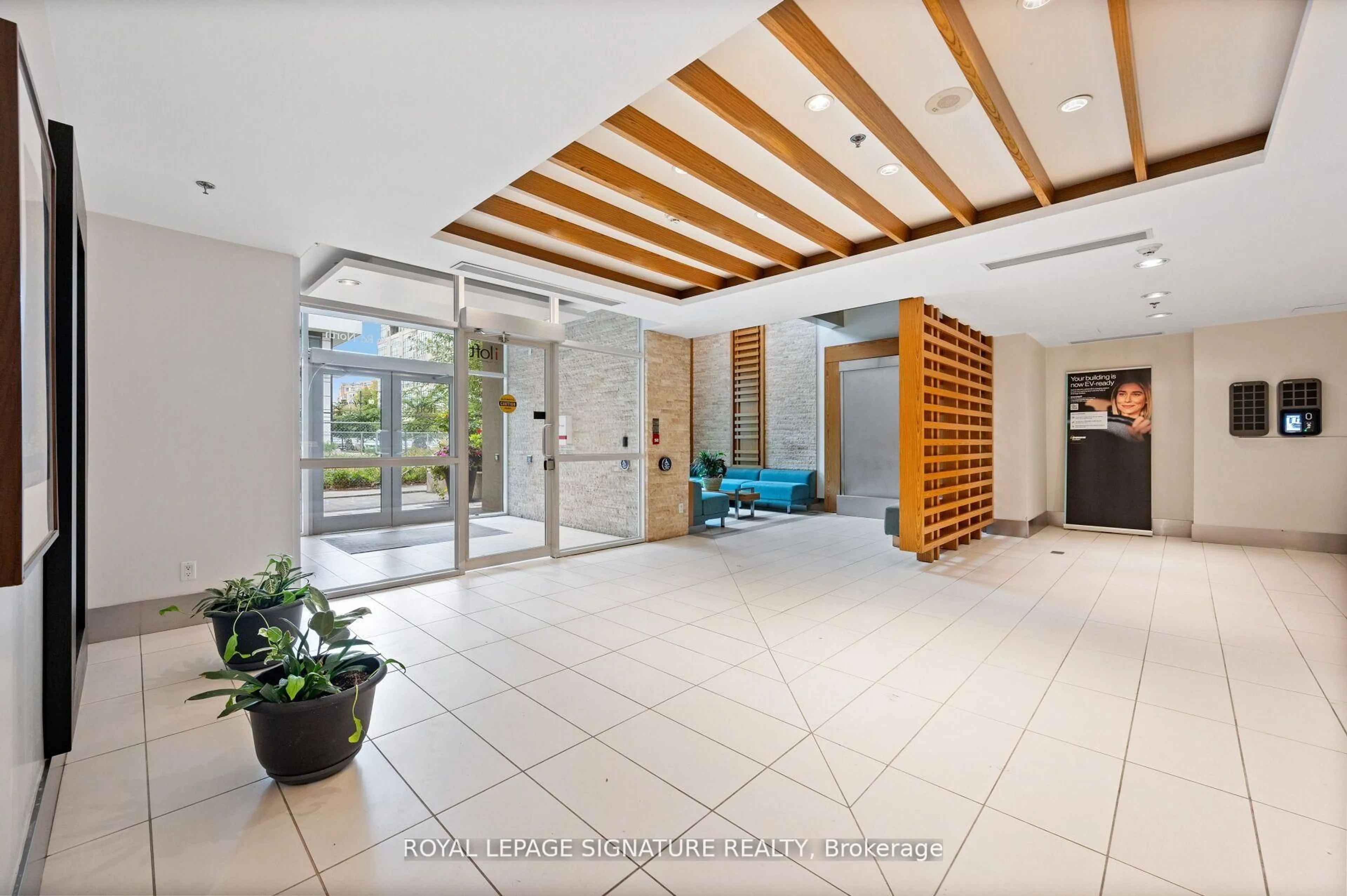 Indoor foyer for 165 Legion Rd #2521, Toronto Ontario M8Y 0B3