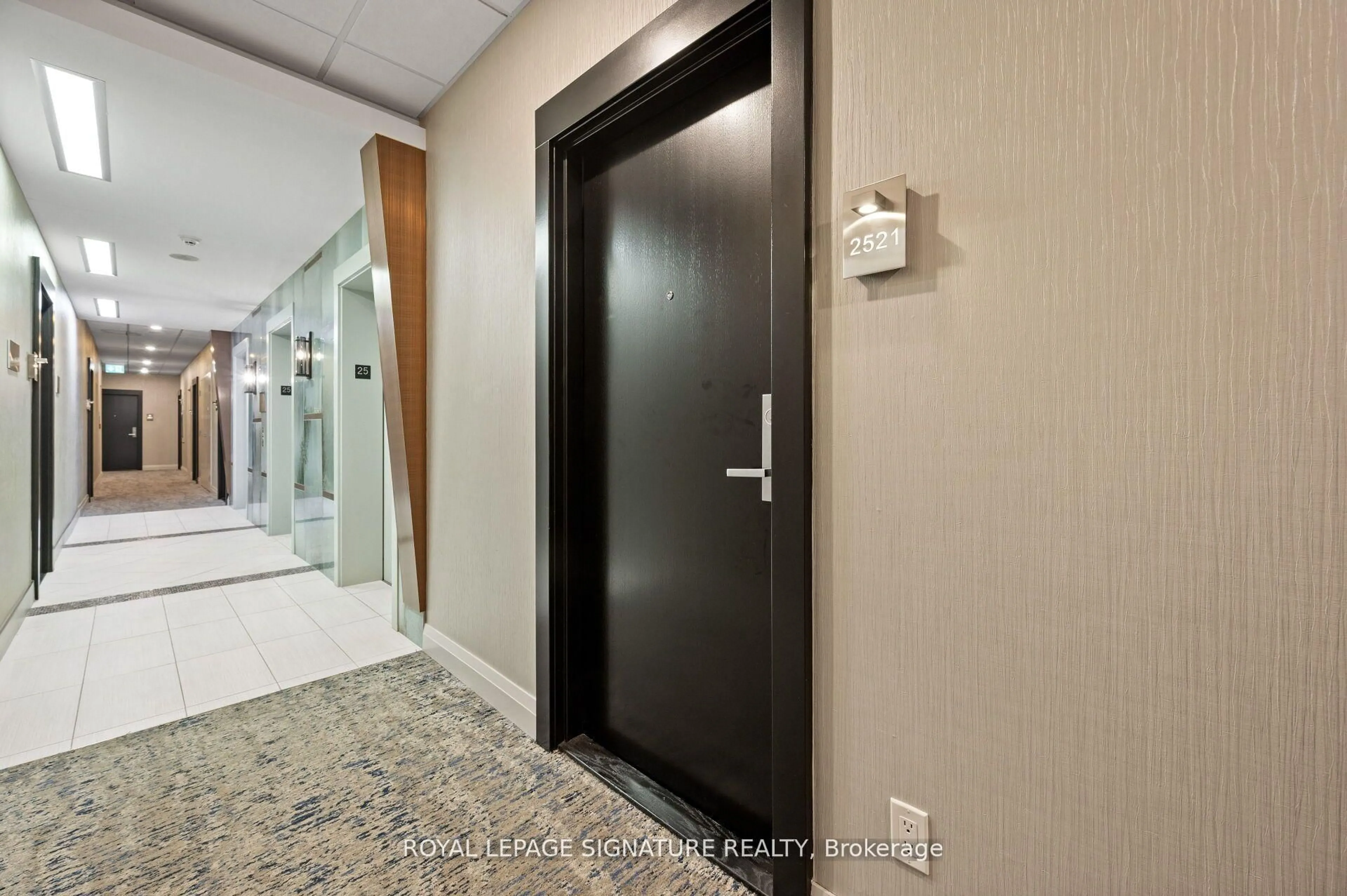 Indoor foyer for 165 Legion Rd #2521, Toronto Ontario M8Y 0B3