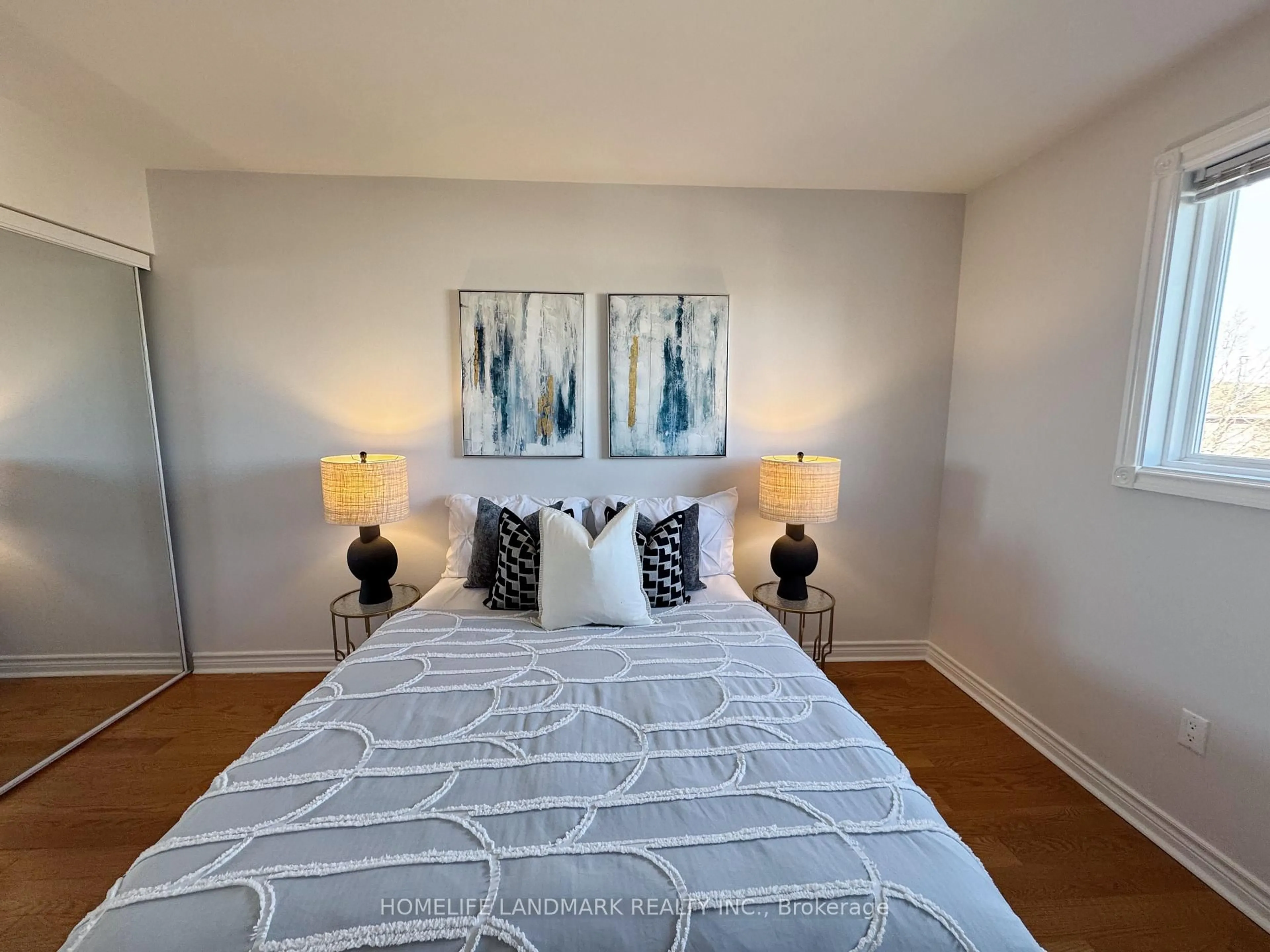 Bedroom with bed, unknown for 5159 Sunray Dr, Mississauga Ontario L5R 2T9