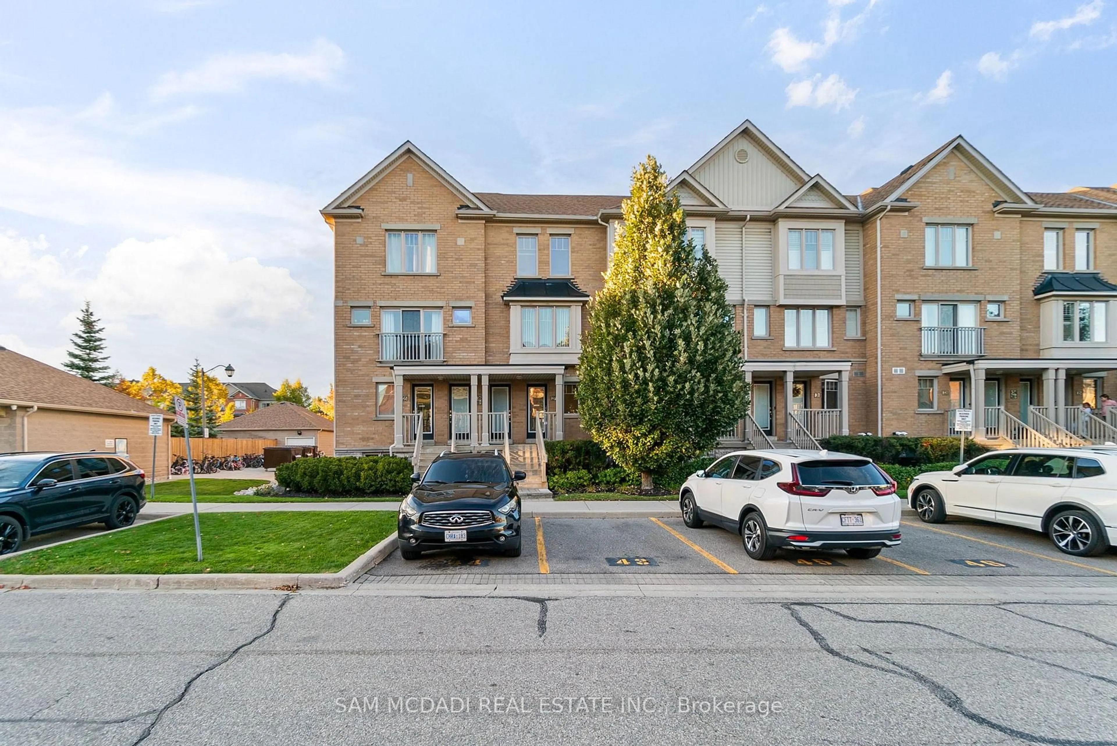 A pic from outside/outdoor area/front of a property/back of a property/a pic from drone, street for 3250 Bentley Dr, Mississauga Ontario L5M 0P7