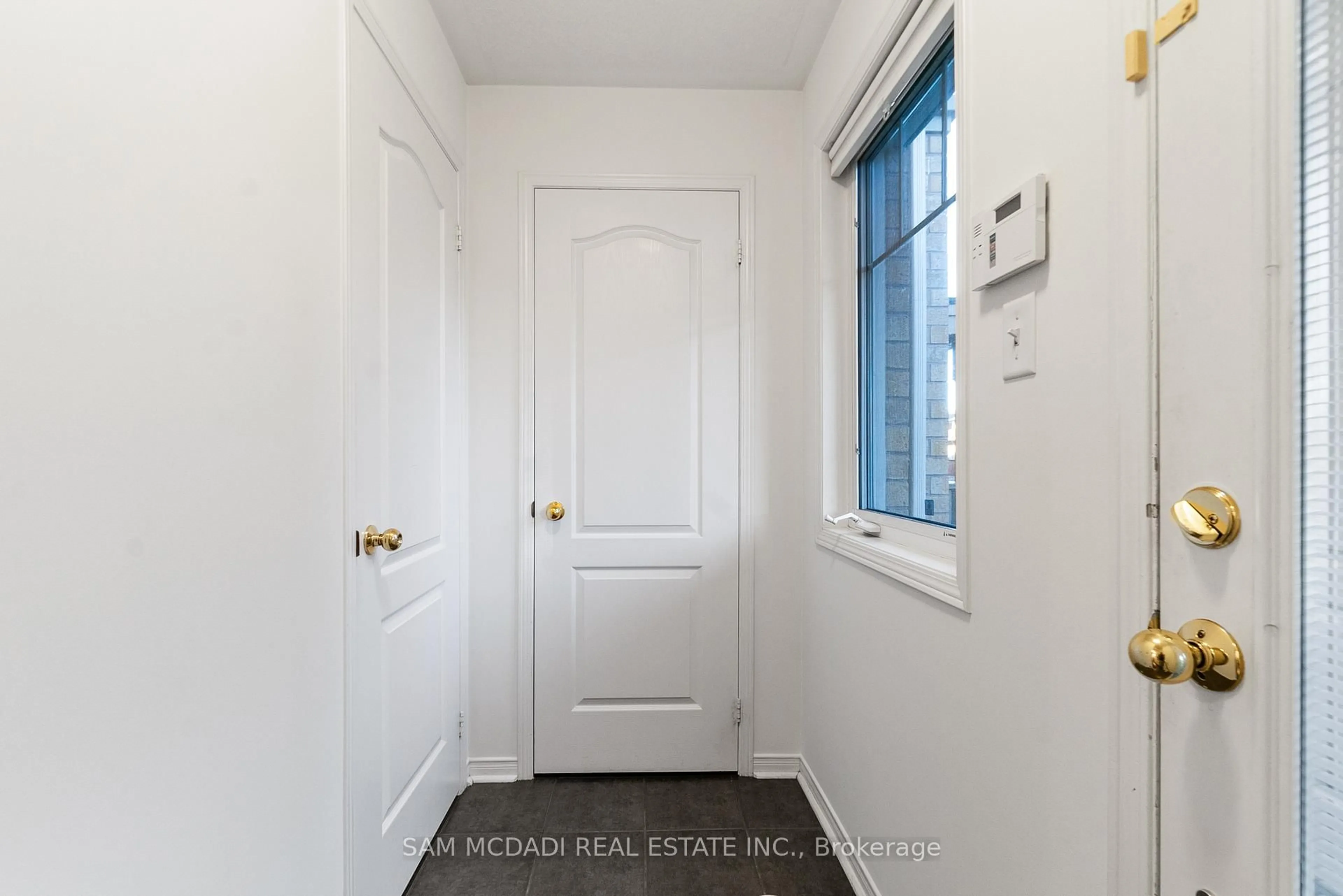 Indoor entryway for 3250 Bentley Dr #27, Mississauga Ontario L5M 0P7