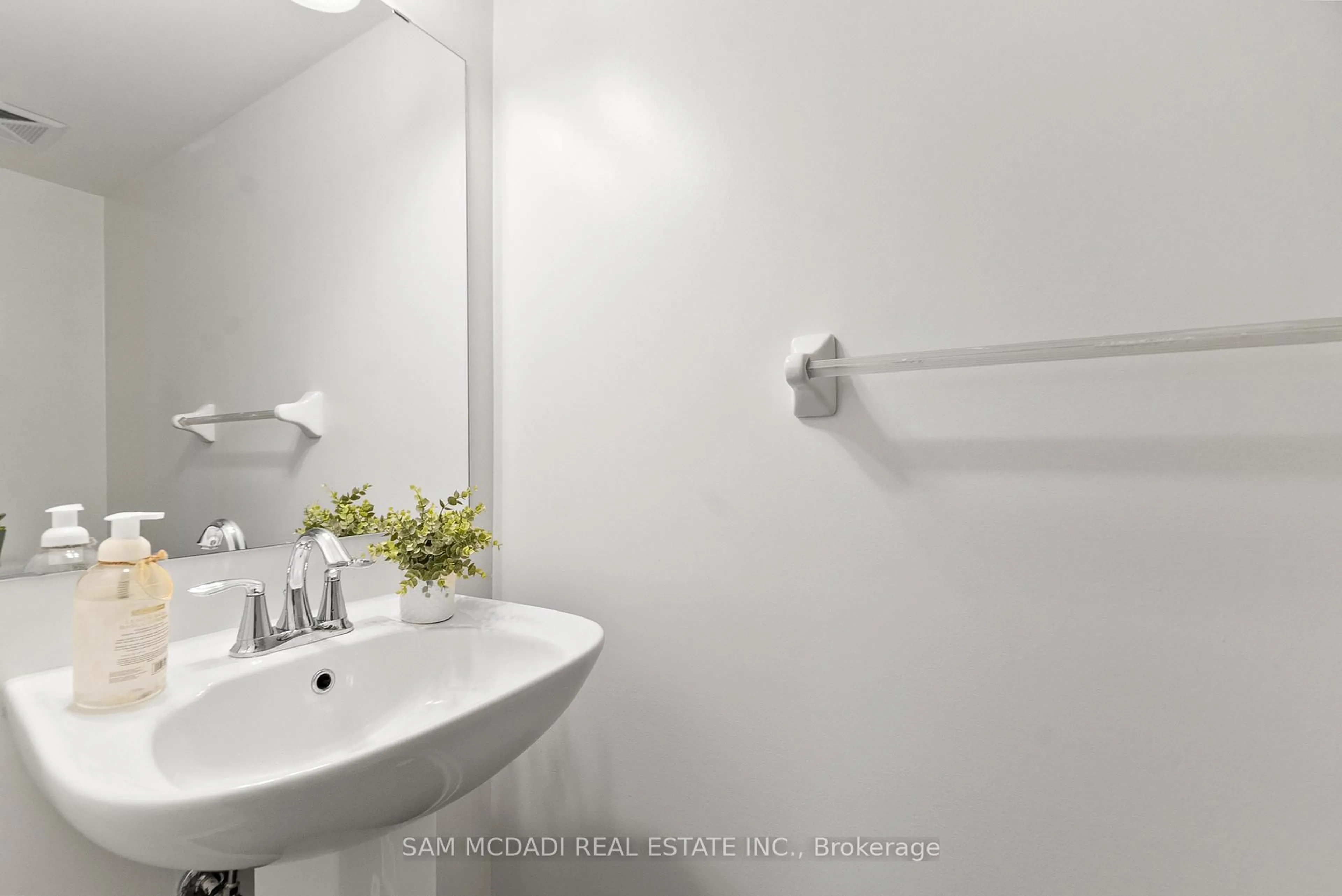 Standard bathroom, ceramic/tile floor for 3250 Bentley Dr #27, Mississauga Ontario L5M 0P7