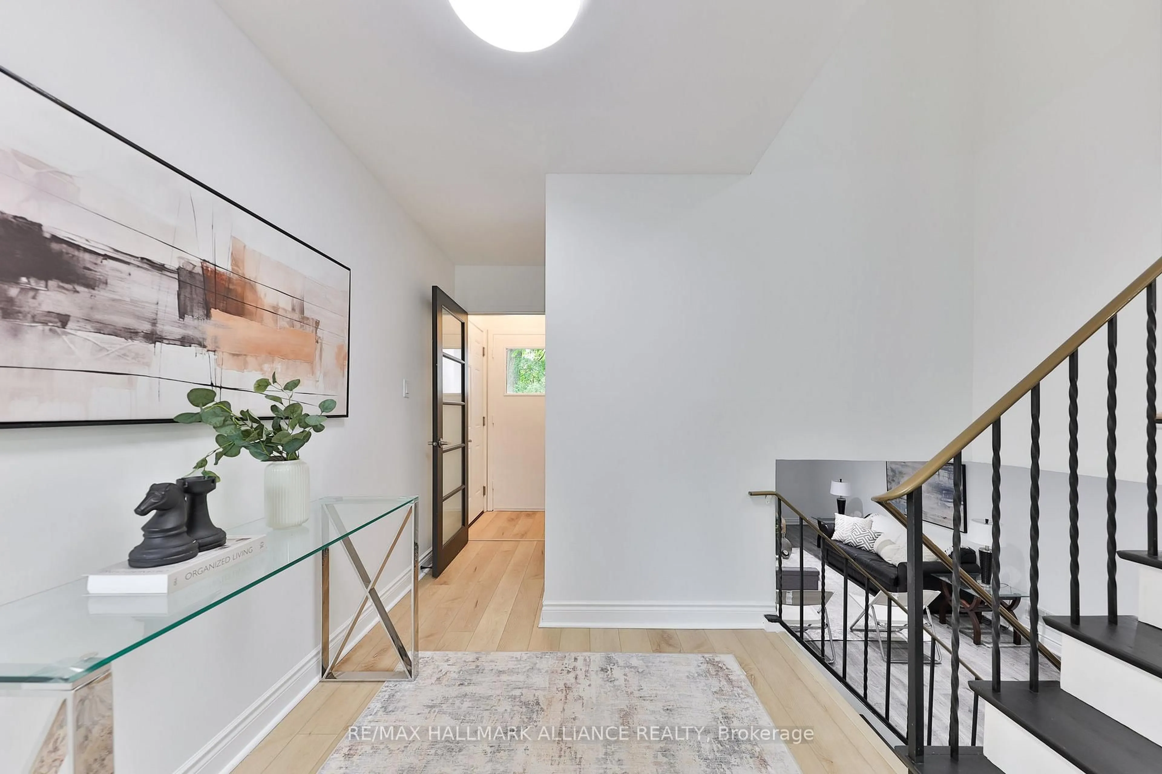 Indoor entryway for 495 Brookmill Rd, Oakville Ontario L6J 5K6