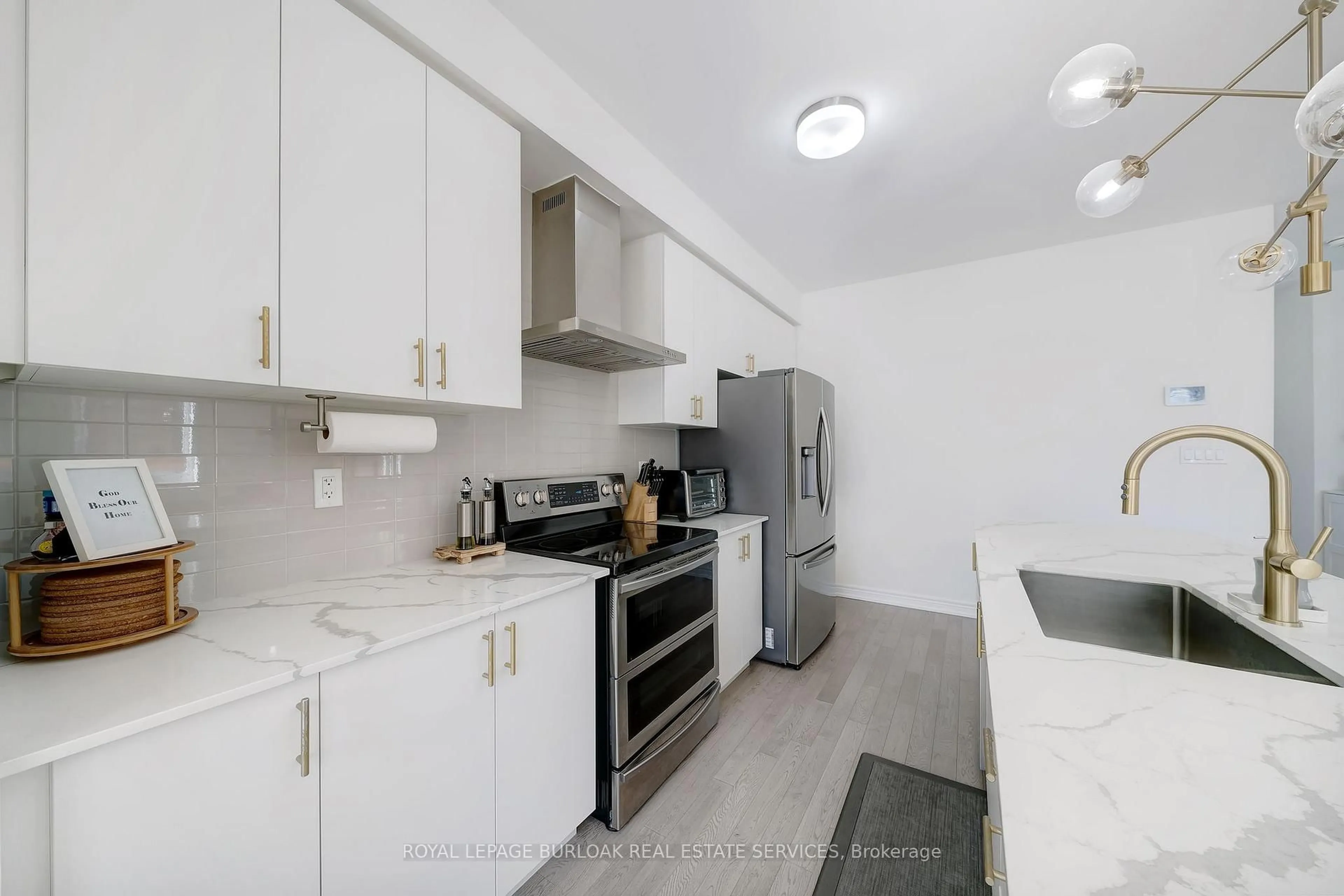 Standard kitchen, ceramic/tile floor for 1264 Chee Chee Landing, Milton Ontario L9E 1L1