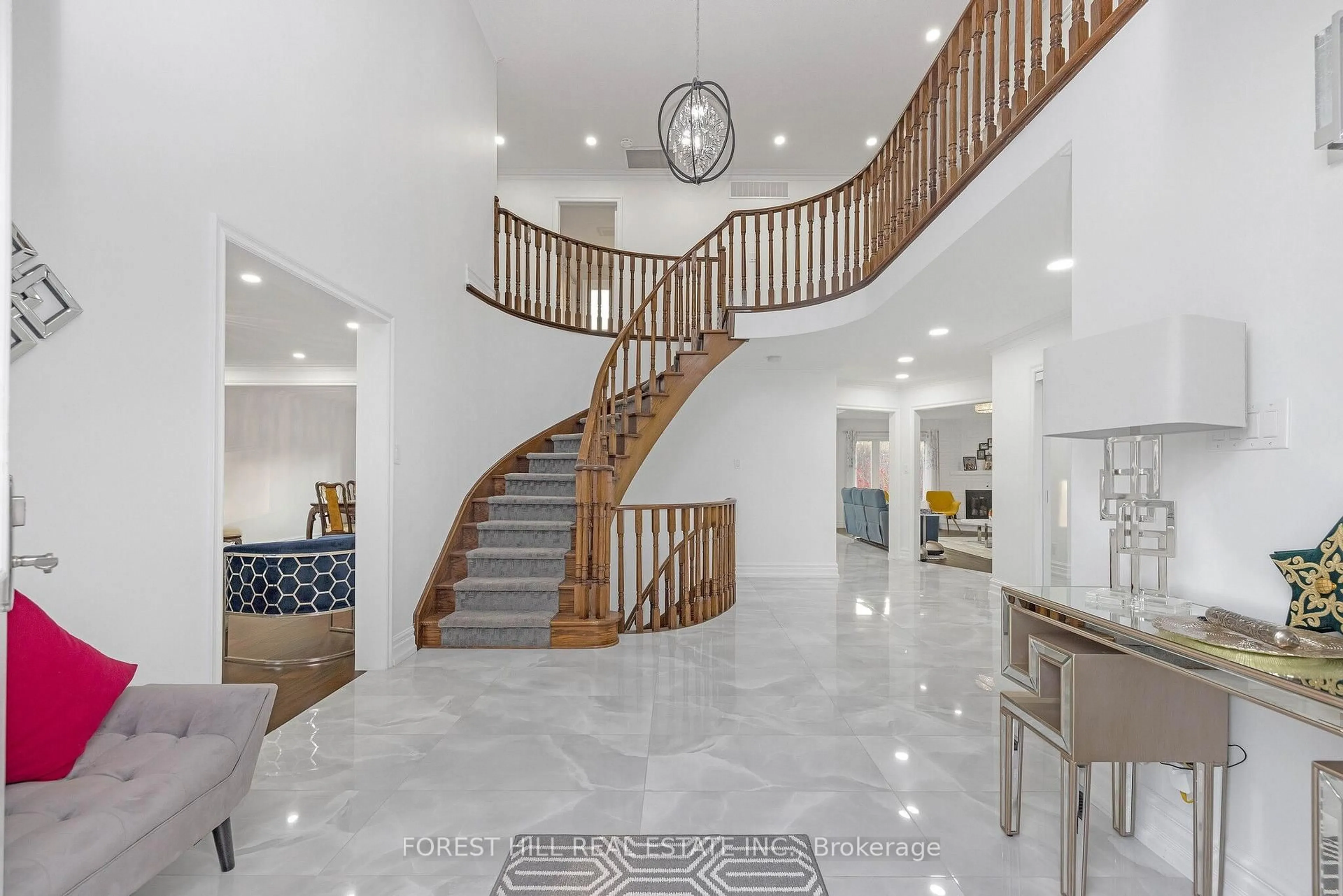 Indoor foyer for 4640 Beaufort Terr, Mississauga Ontario L5M 3H9