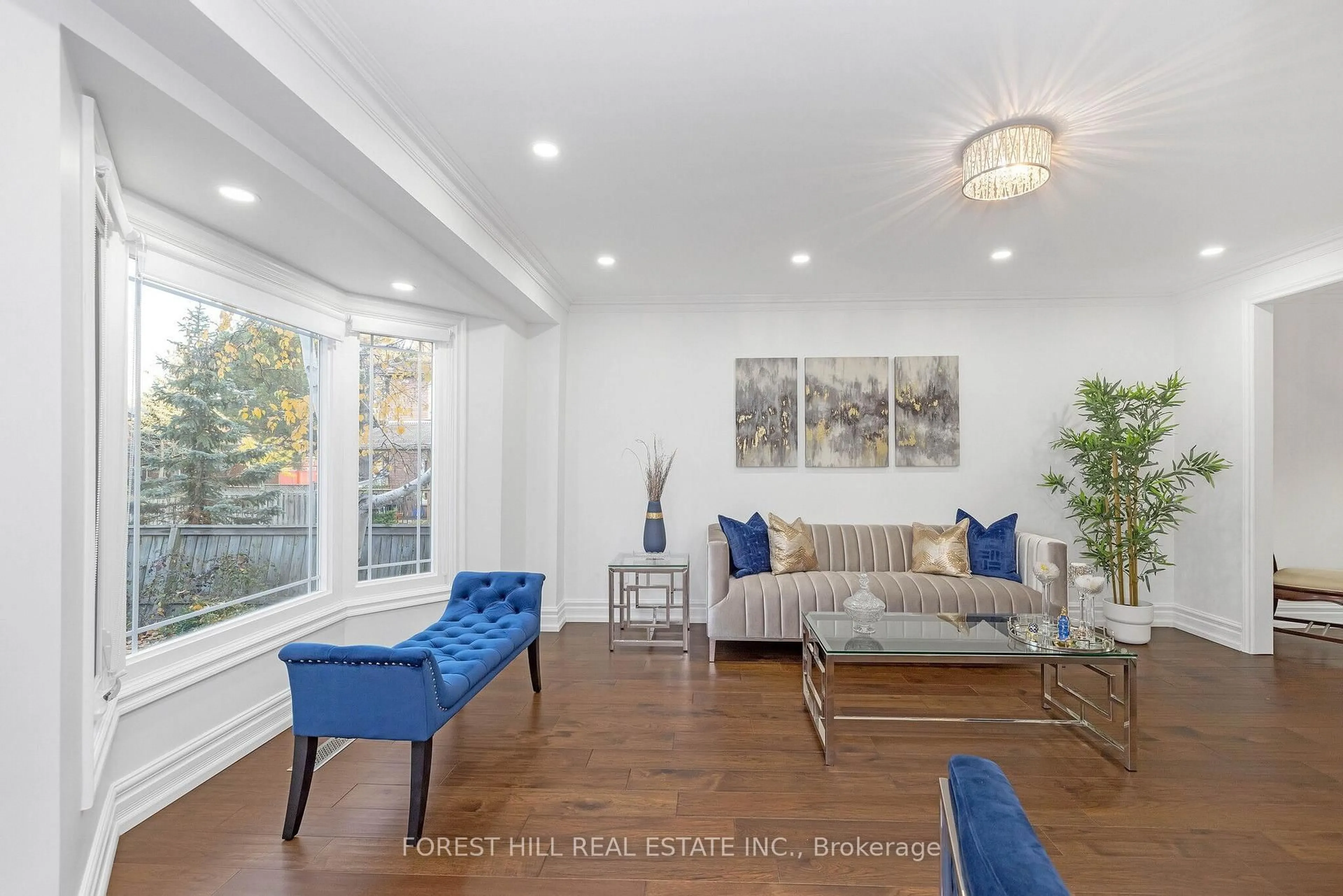 Living room with furniture, unknown for 4640 Beaufort Terr, Mississauga Ontario L5M 3H9