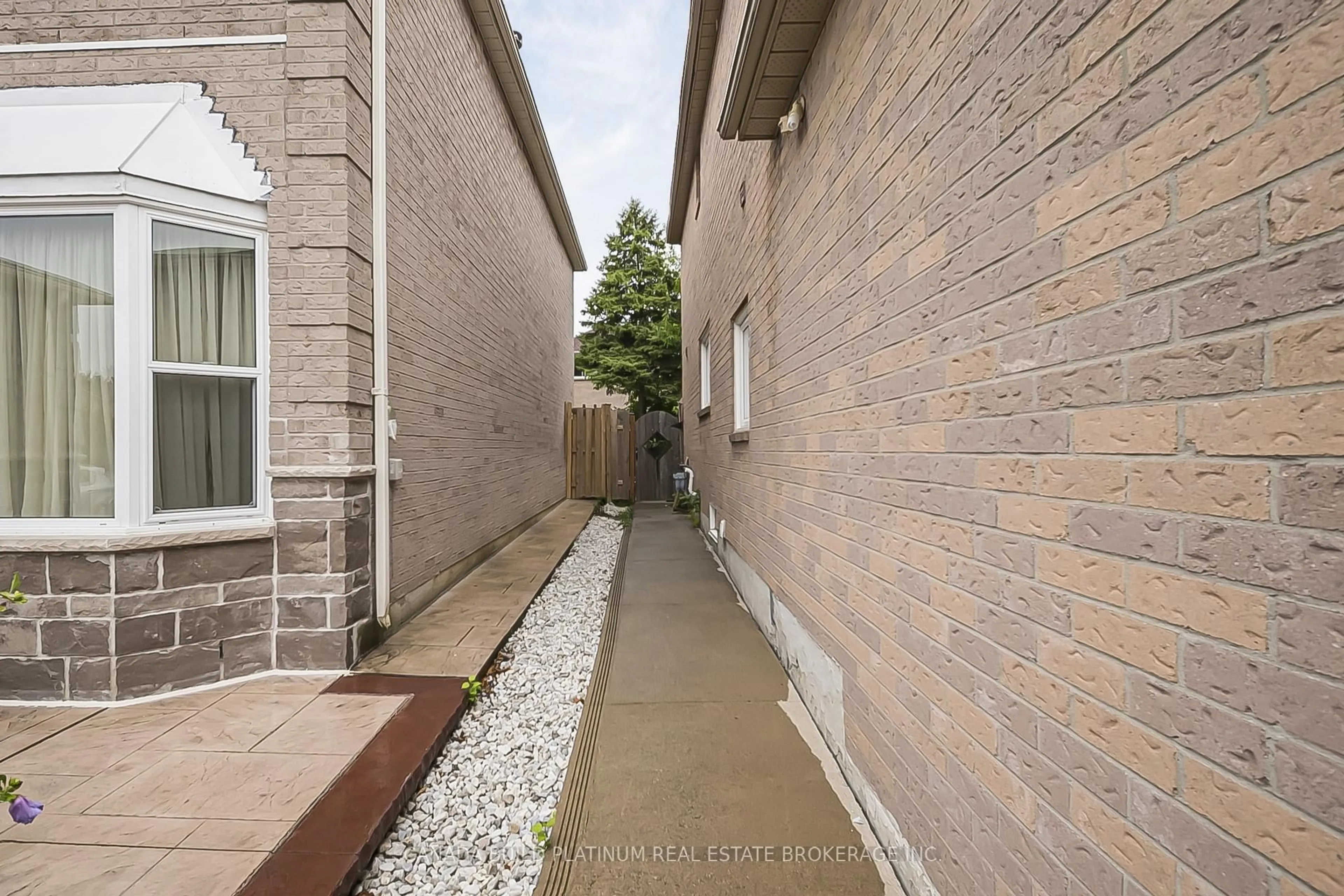 Patio, street for 71 Ravenswood Dr, Brampton Ontario L6Y 4A1
