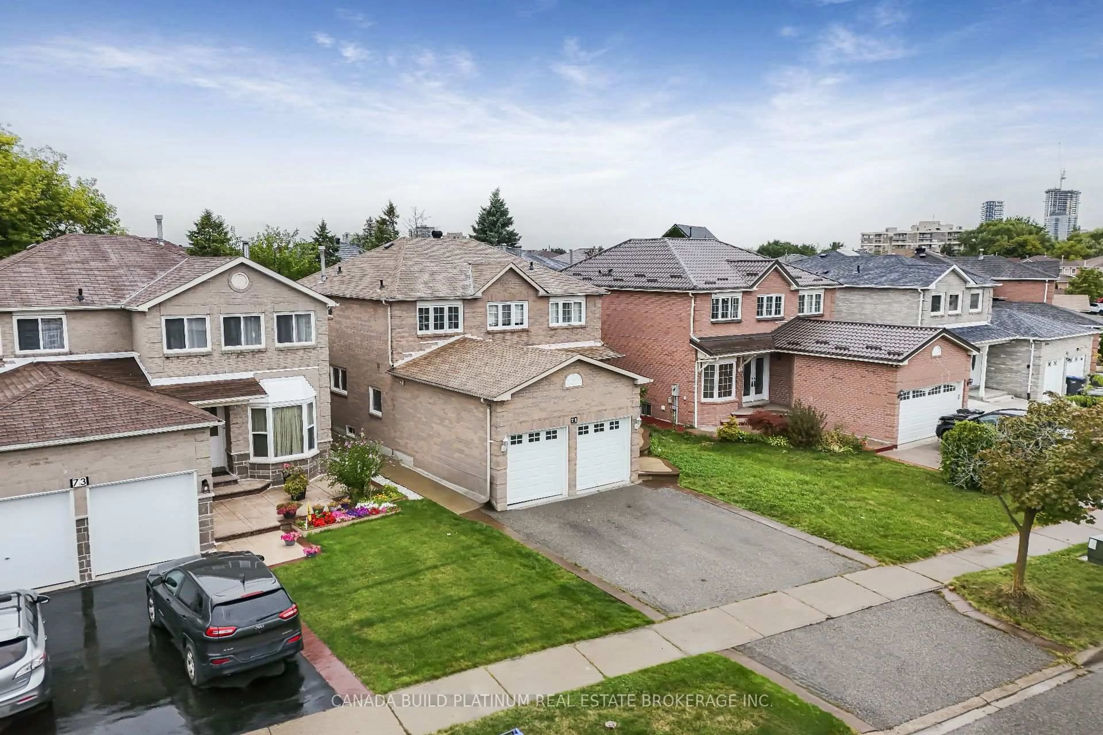 A pic from outside/outdoor area/front of a property/back of a property/a pic from drone, street for 71 Ravenswood Dr, Brampton Ontario L6Y 4A1