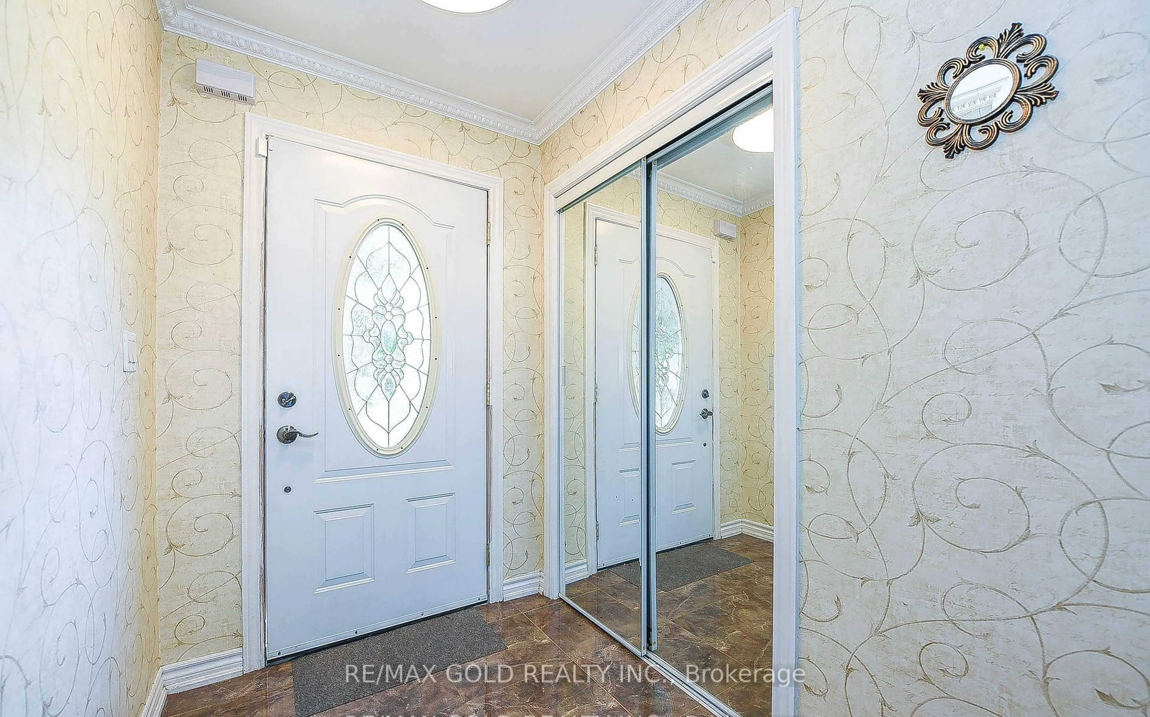 Indoor entryway for 13 Foster Rd, Mississauga Ontario L4T 1C3