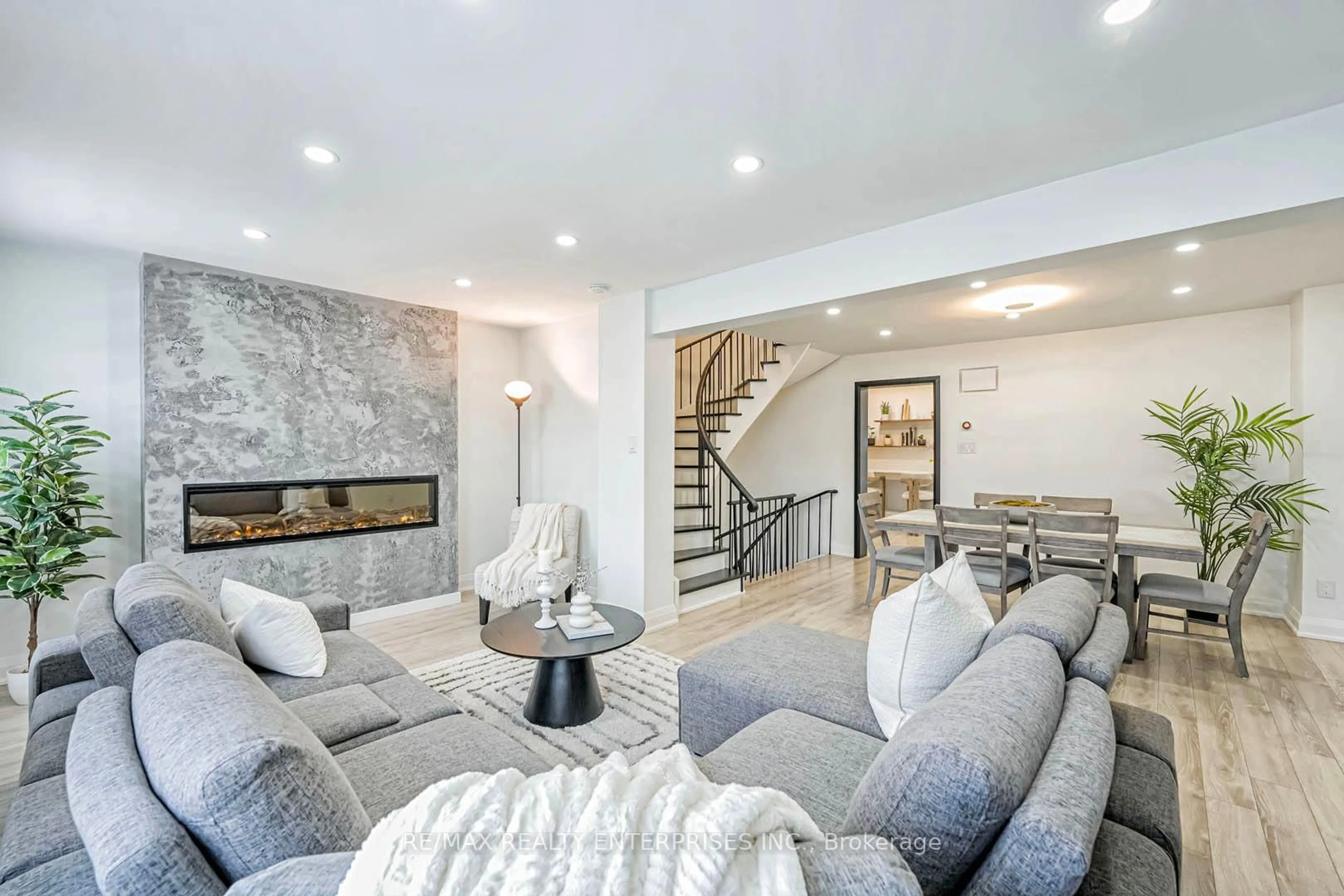 Living room with furniture, unknown for 6679 Shelter Bay Rd #37, Mississauga Ontario L5N 2A2