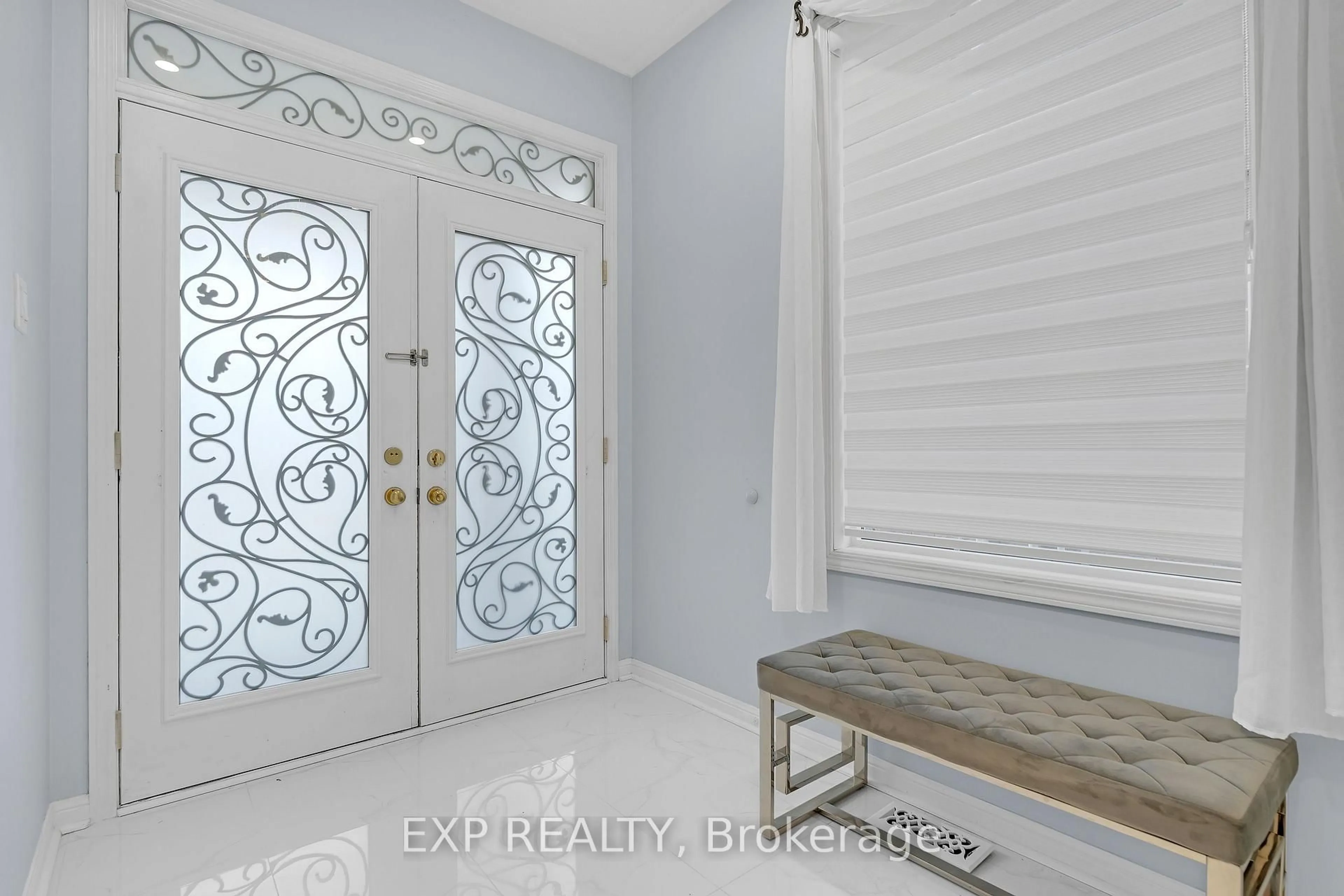 Indoor entryway for 1400 Duval Dr, Mississauga Ontario L5V 2W4