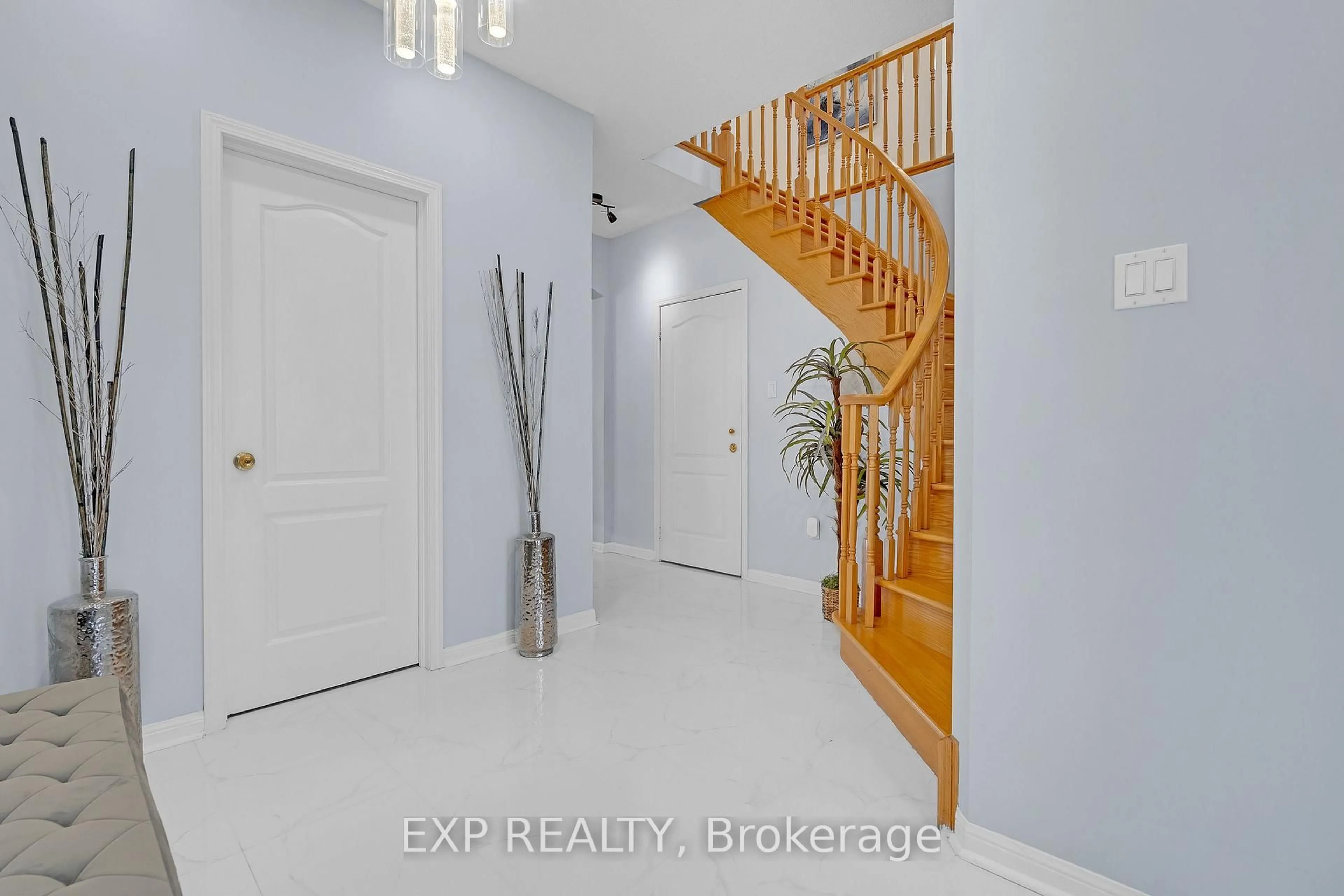 Indoor entryway for 1400 Duval Dr, Mississauga Ontario L5V 2W4