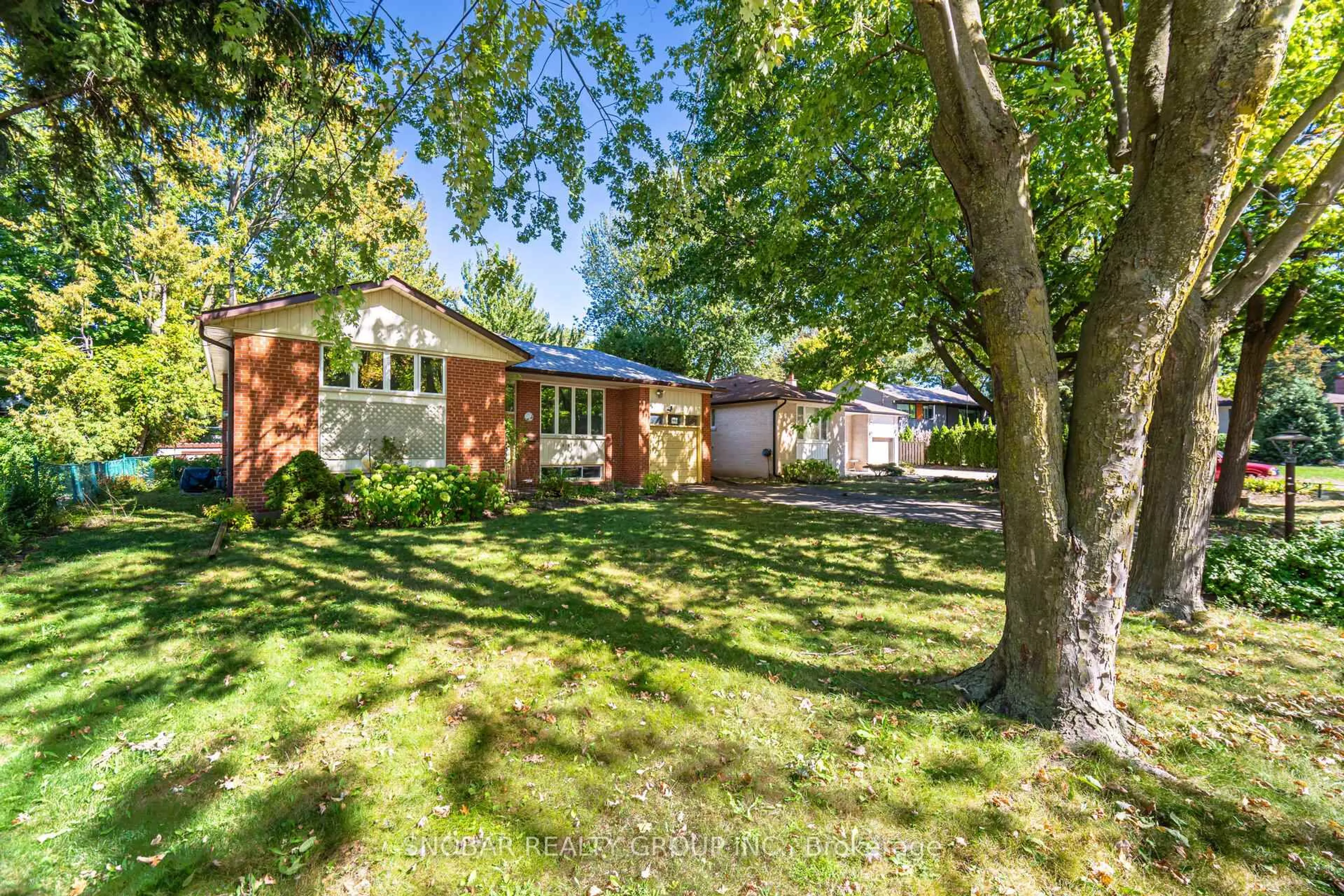 A pic from outside/outdoor area/front of a property/back of a property/a pic from drone, street for 3063 O'hagan Dr, Mississauga Ontario L5C 2C4