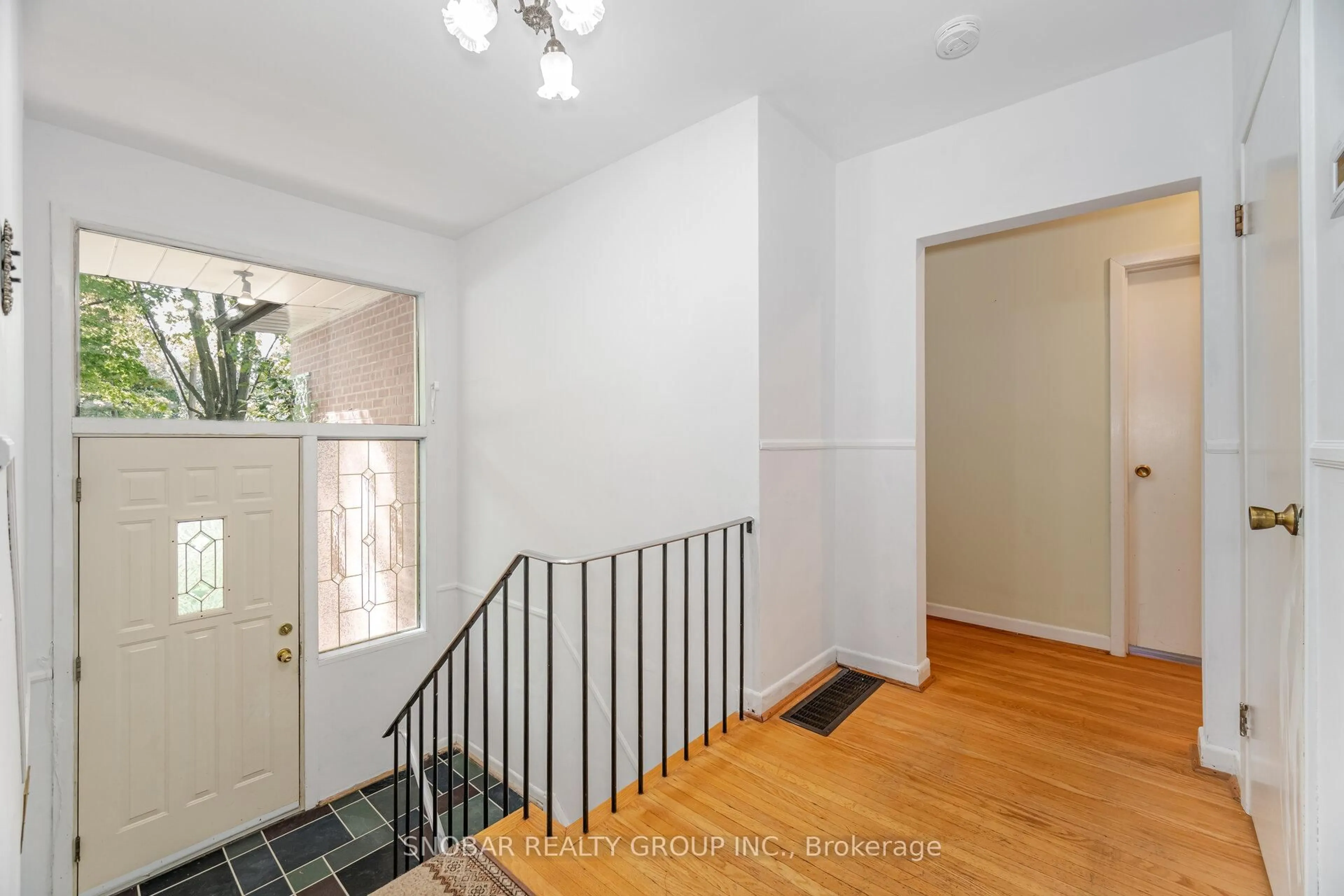 Indoor entryway for 3063 O'hagan Dr, Mississauga Ontario L5C 2C4