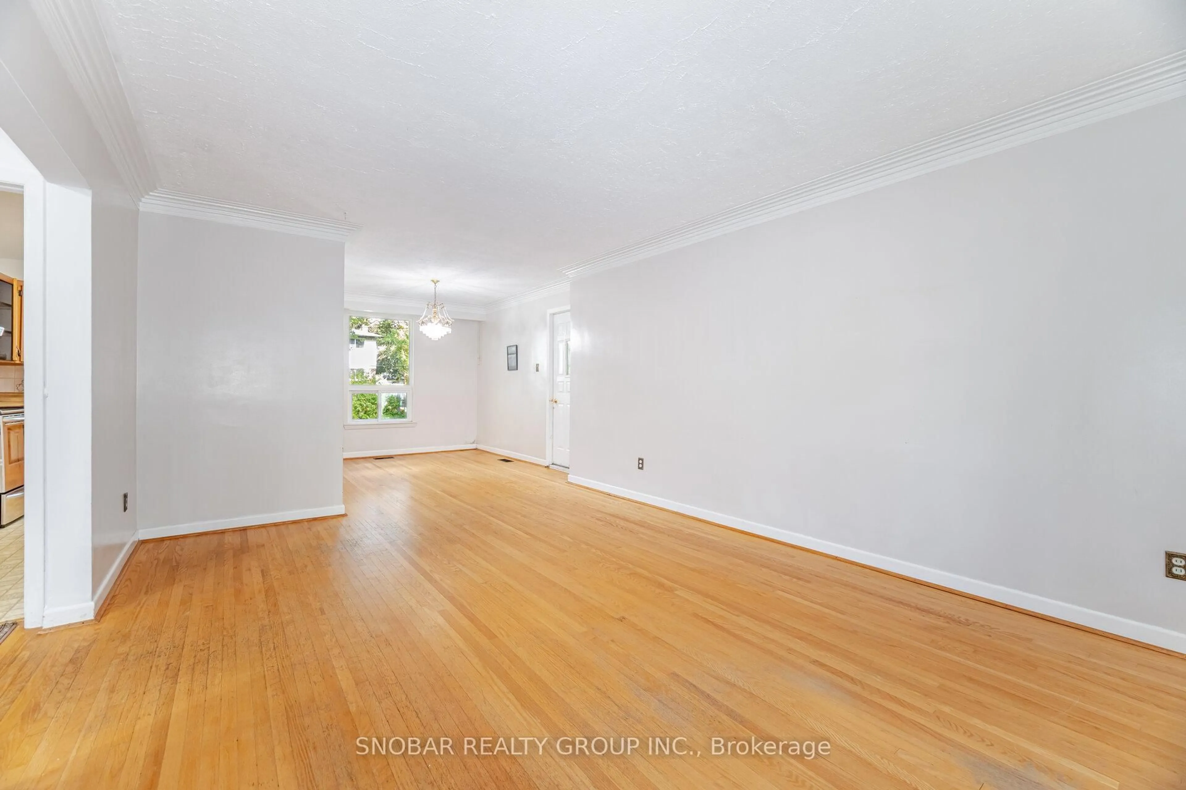 A pic of a room for 3063 O'hagan Dr, Mississauga Ontario L5C 2C4