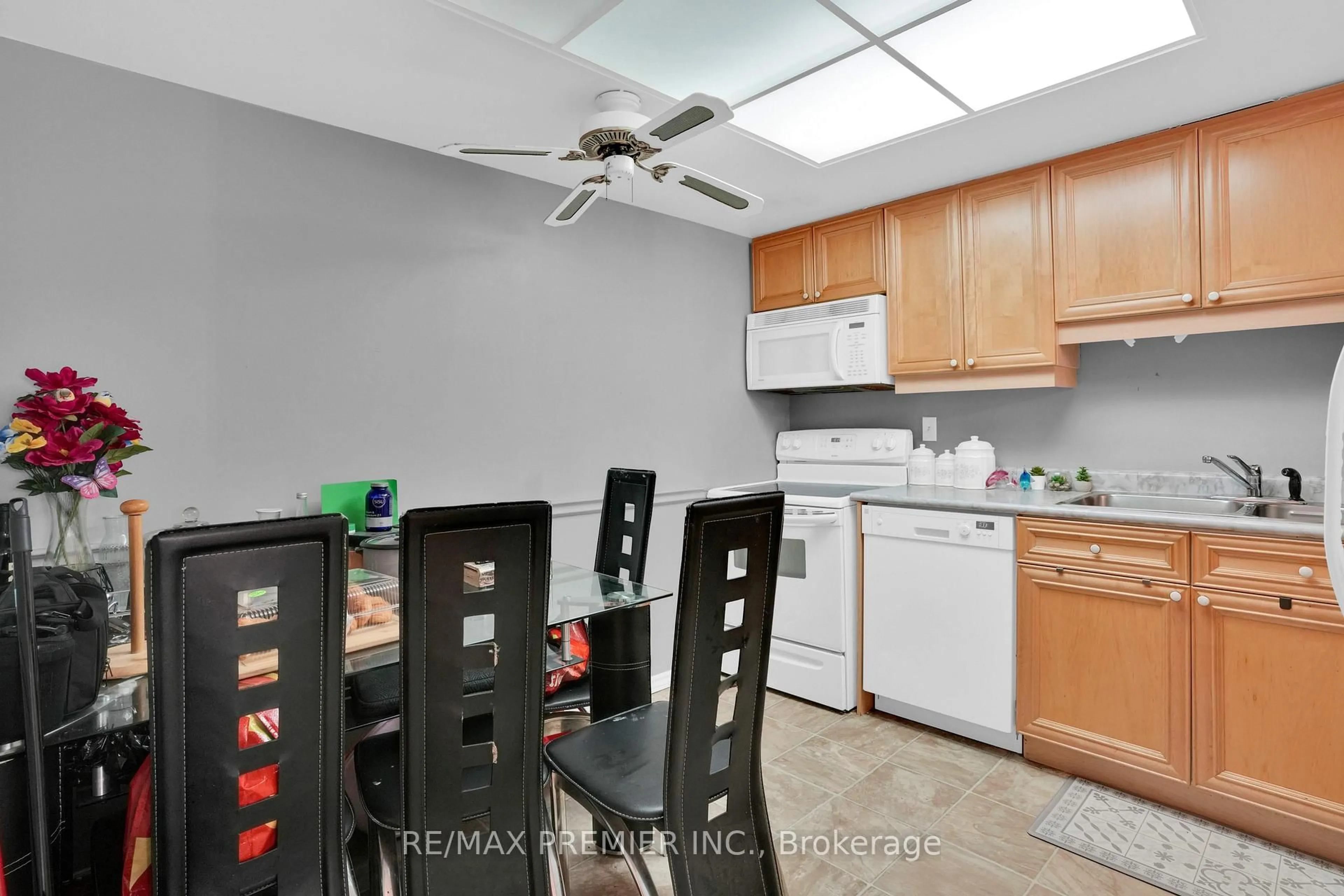 Standard kitchen, unknown for 8 Lisa St #505, Brampton Ontario L6T 4S6