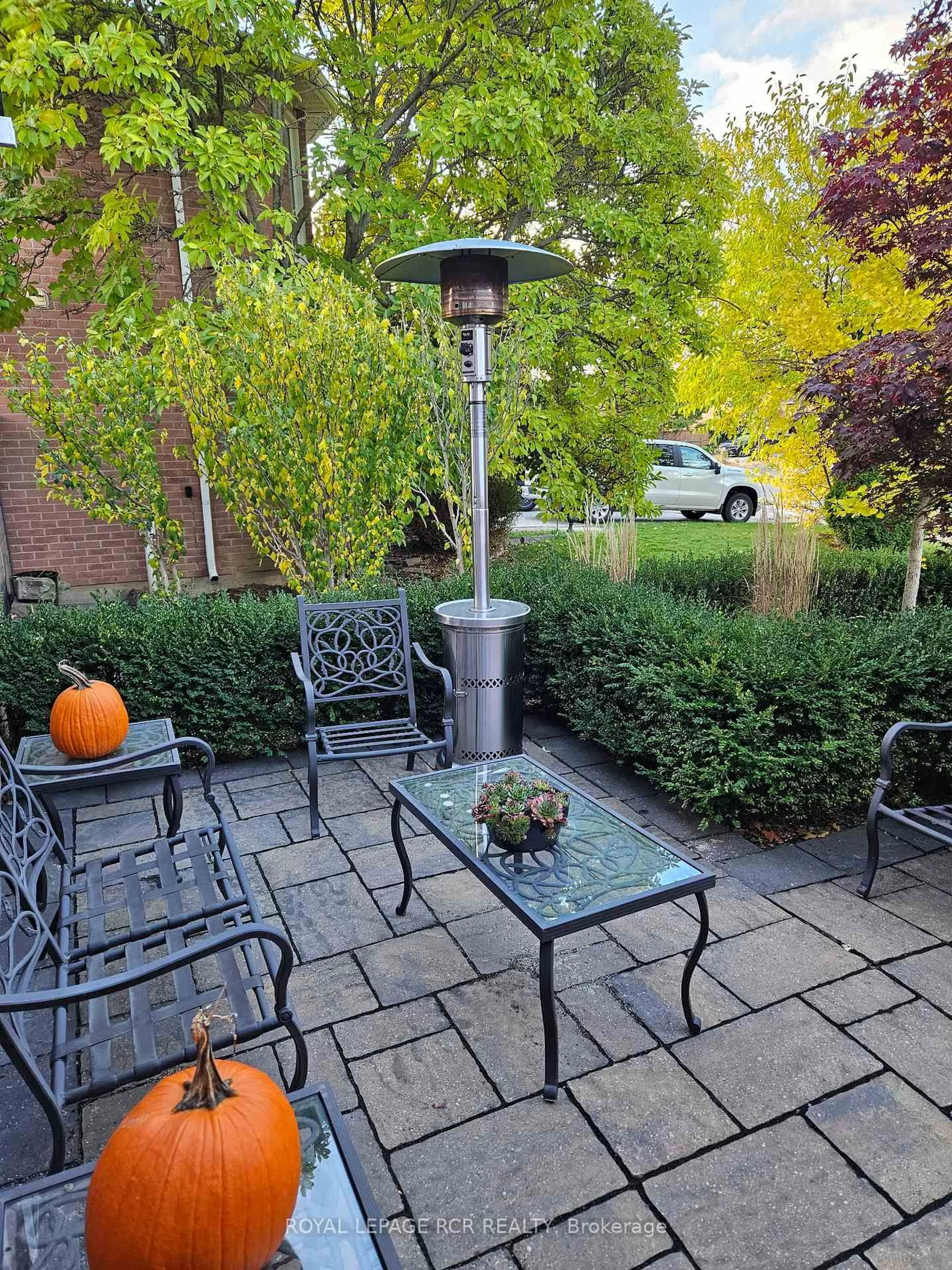Patio, street for 60 Royal Terrace Cres, Caledon Ontario L7E 1N7